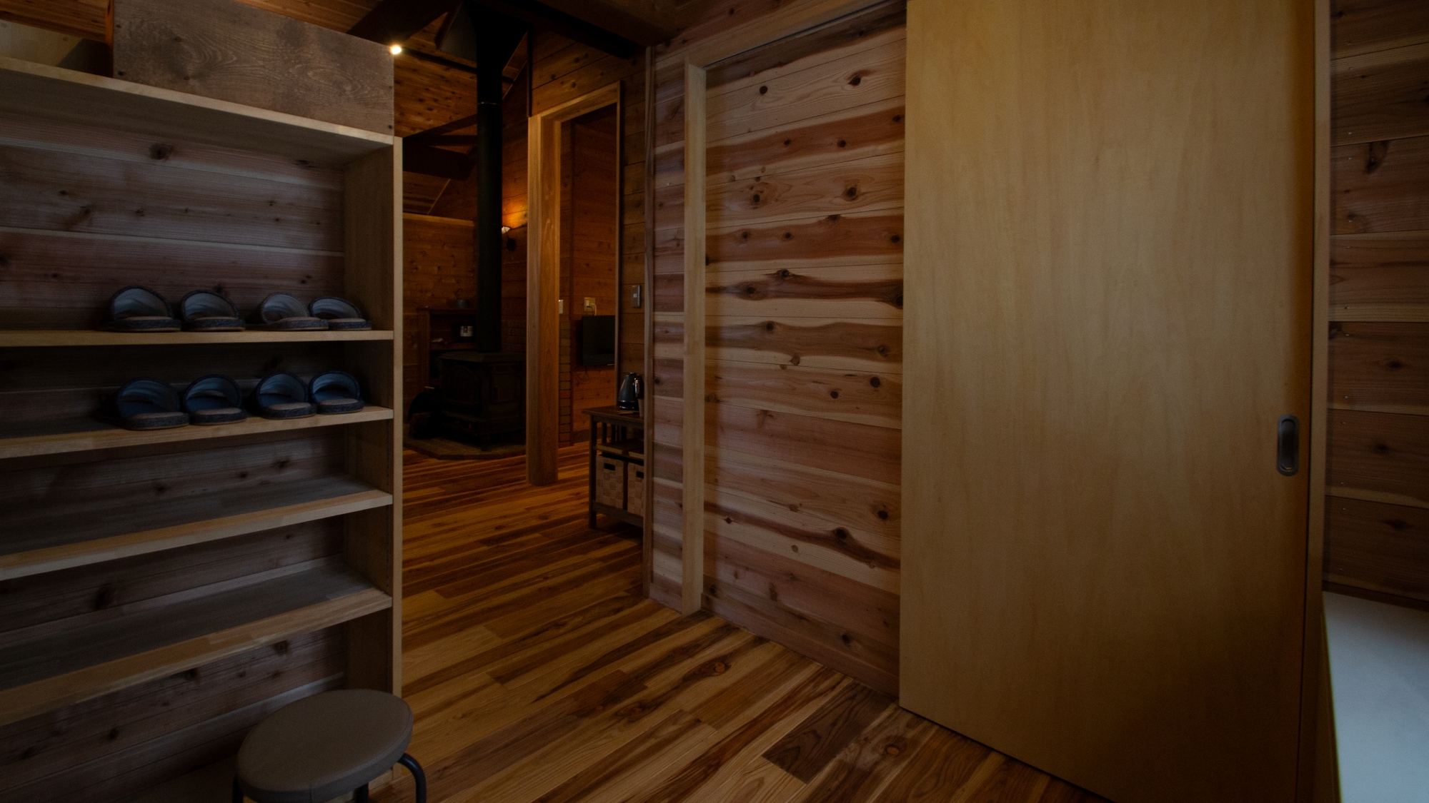 *【玄関スペース】腰掛用の椅子とたくさんの靴を仕舞える棚が嬉しい。