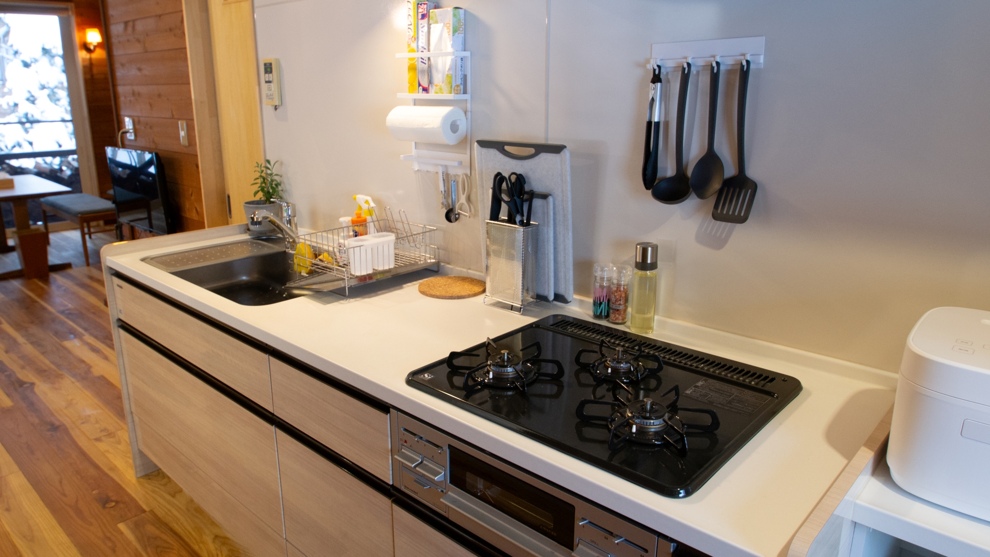 *【キッチン】使いやすい設備が整ったキッチンで快適な滞在を実現します。