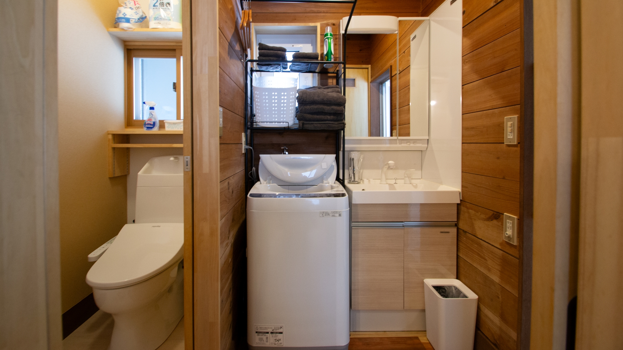 *【バスルーム】脱衣所には洗面台と洗濯機を併設。長期滞在にも安心です。