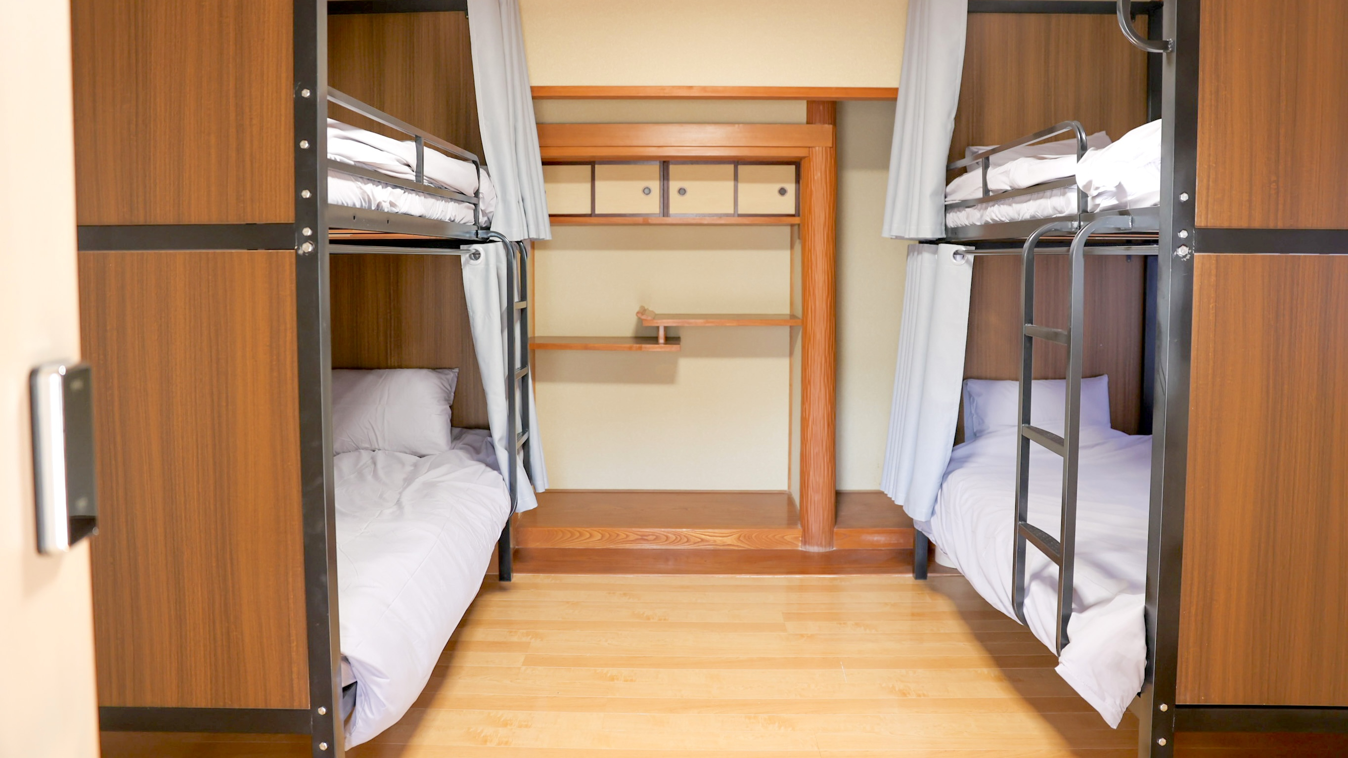 お手軽に泊まれるドミトリールーム（相部屋）もご用意しています。