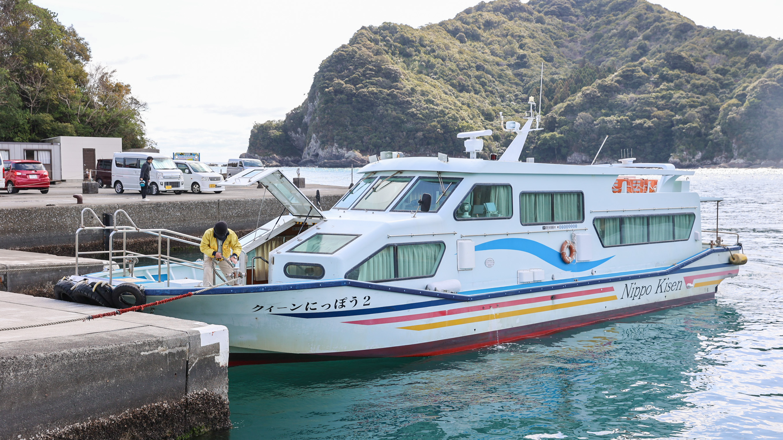 透明度の高い海では磯釣りやダイビングを楽しむことができ、海中に広がる個性的なサンゴ群は、訪れる人を非日常の世界へと誘います。