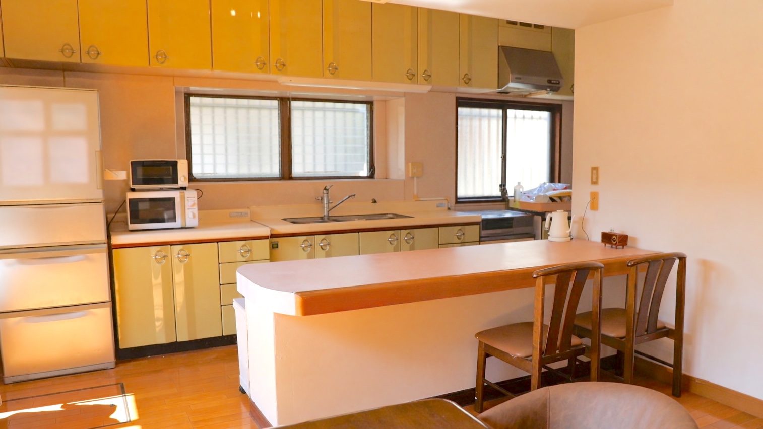 キッチンには調理機器や食器などが揃っています。