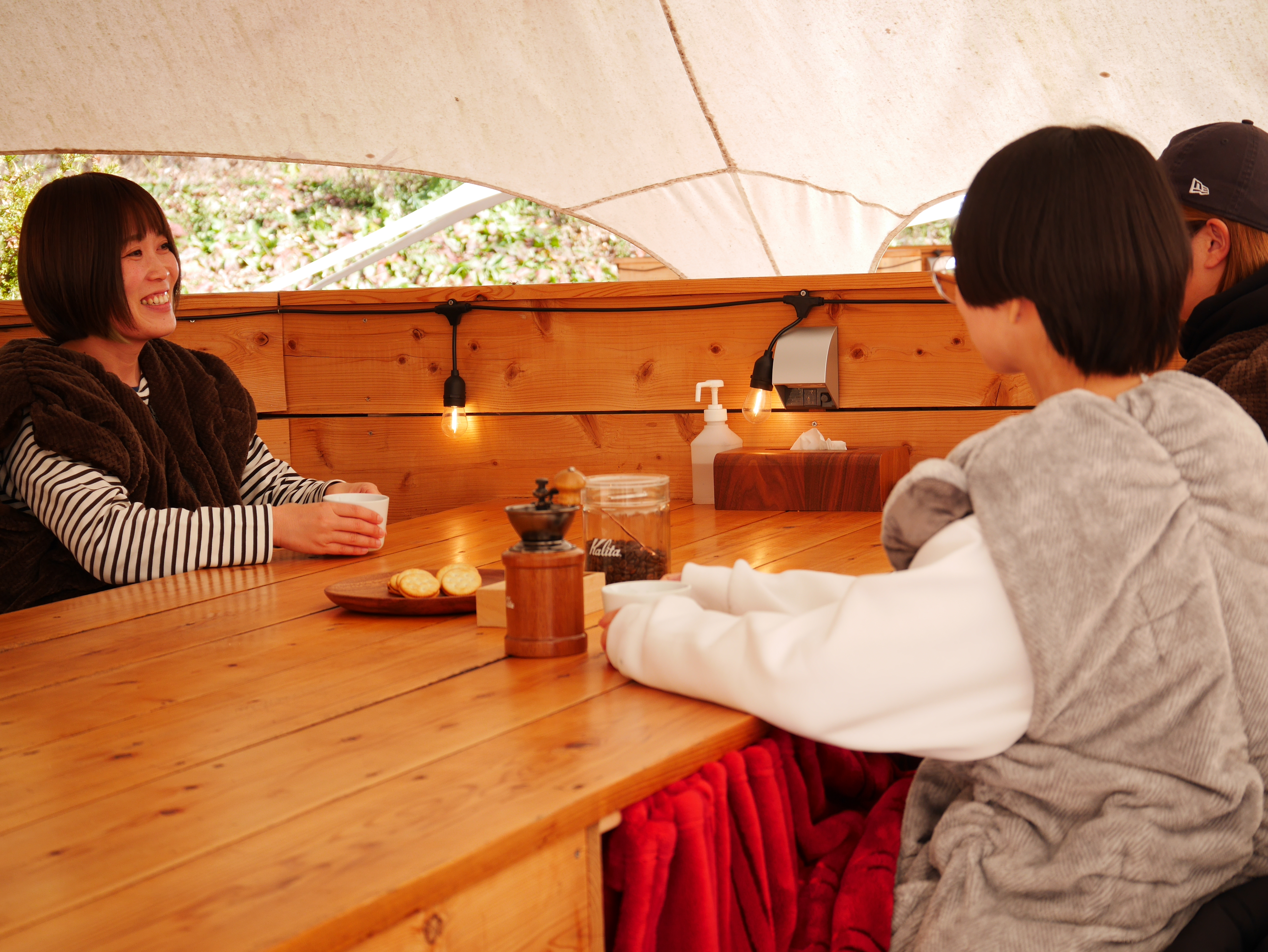珈琲豆挽き体験　＆　こたつ仕様食事スペース（冬：11月～３月頃）