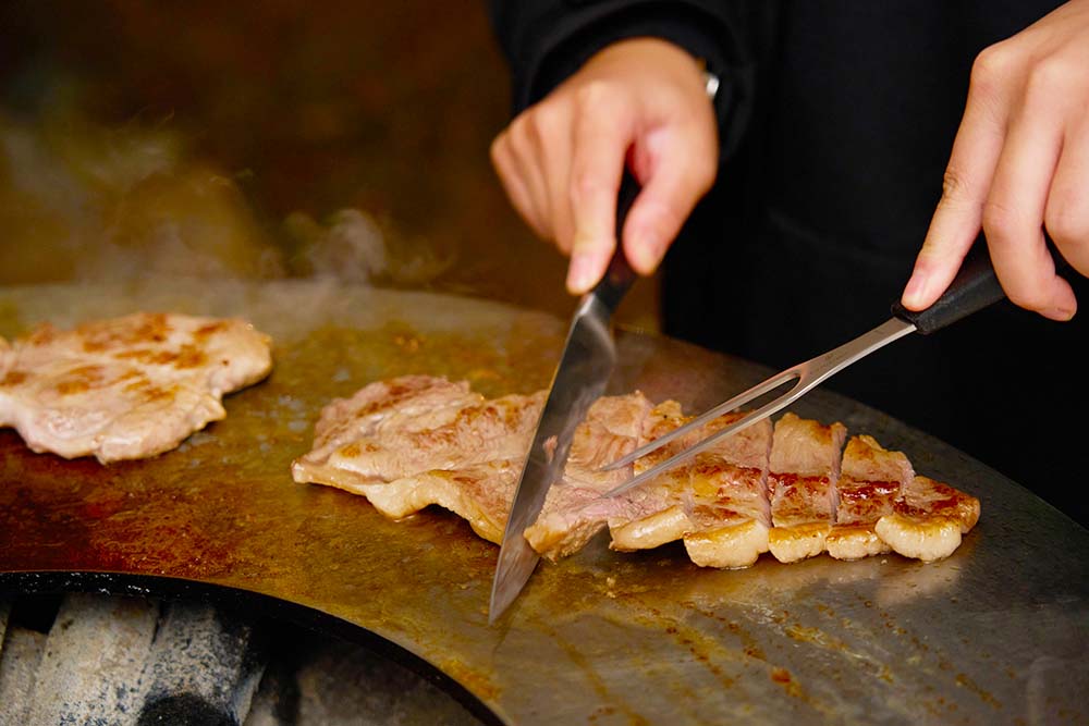 大型鉄板と備長炭で焼き上げる　赤城牛ステーキ