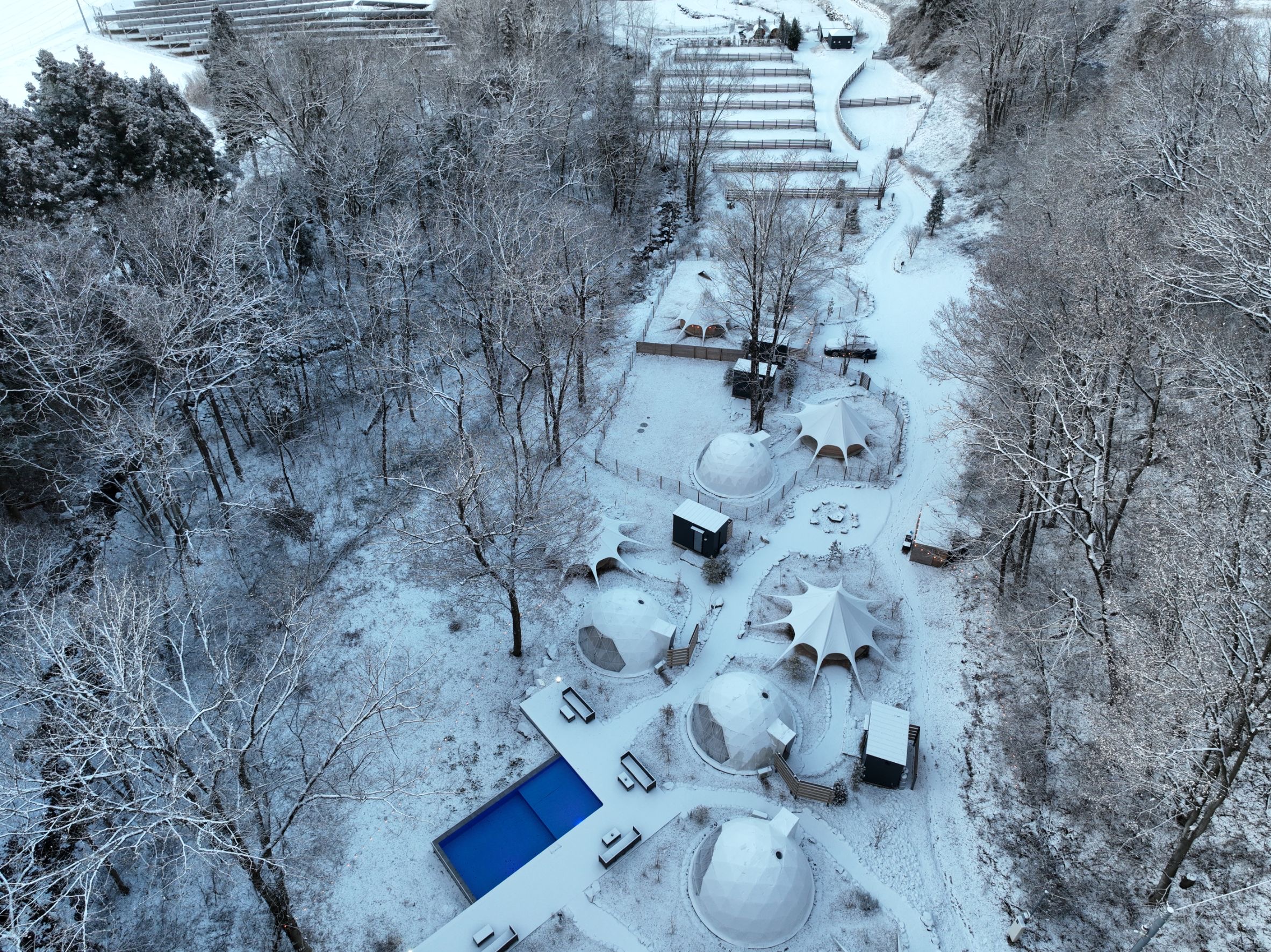 グランピングエリア冬景色　空撮写真