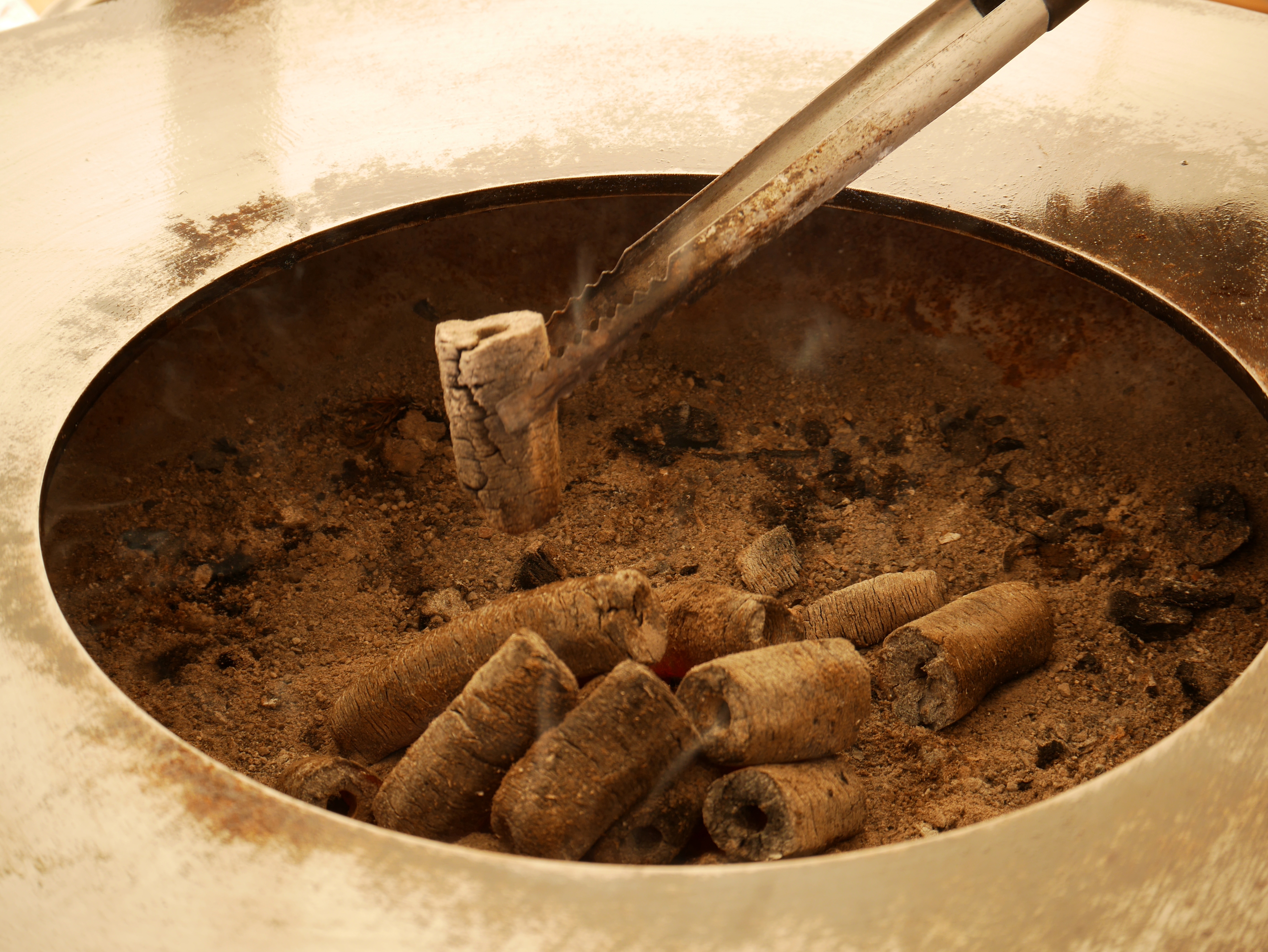 夕食で使用する大型鉄板＆備長炭