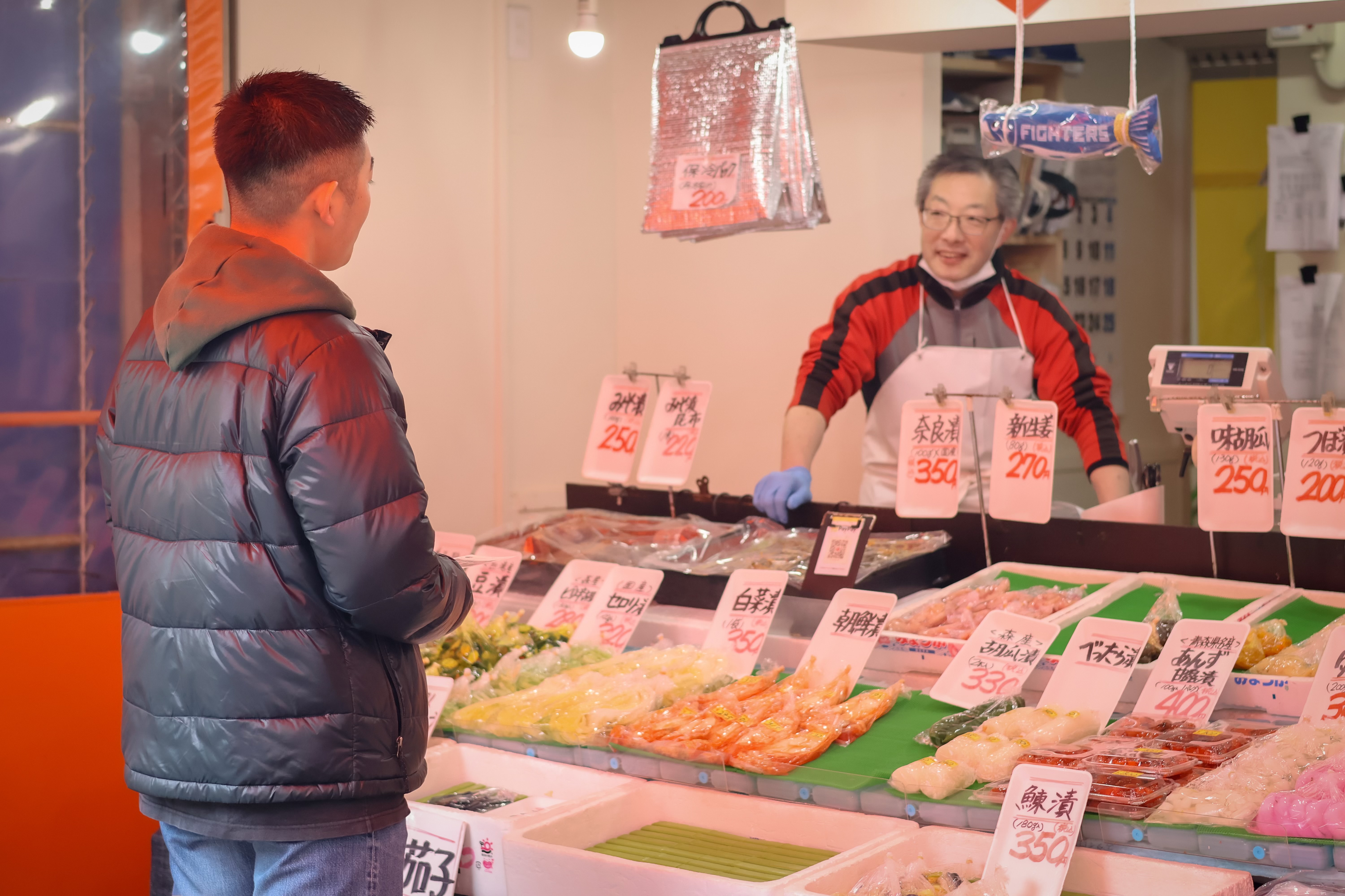 お店の方に聞きながら、その日のおすすめを選ぶ。 そんなやりとりも、この街の&ldquo;くらし&rdquo;に触れる時間です。※料金は変動する可能性があります。