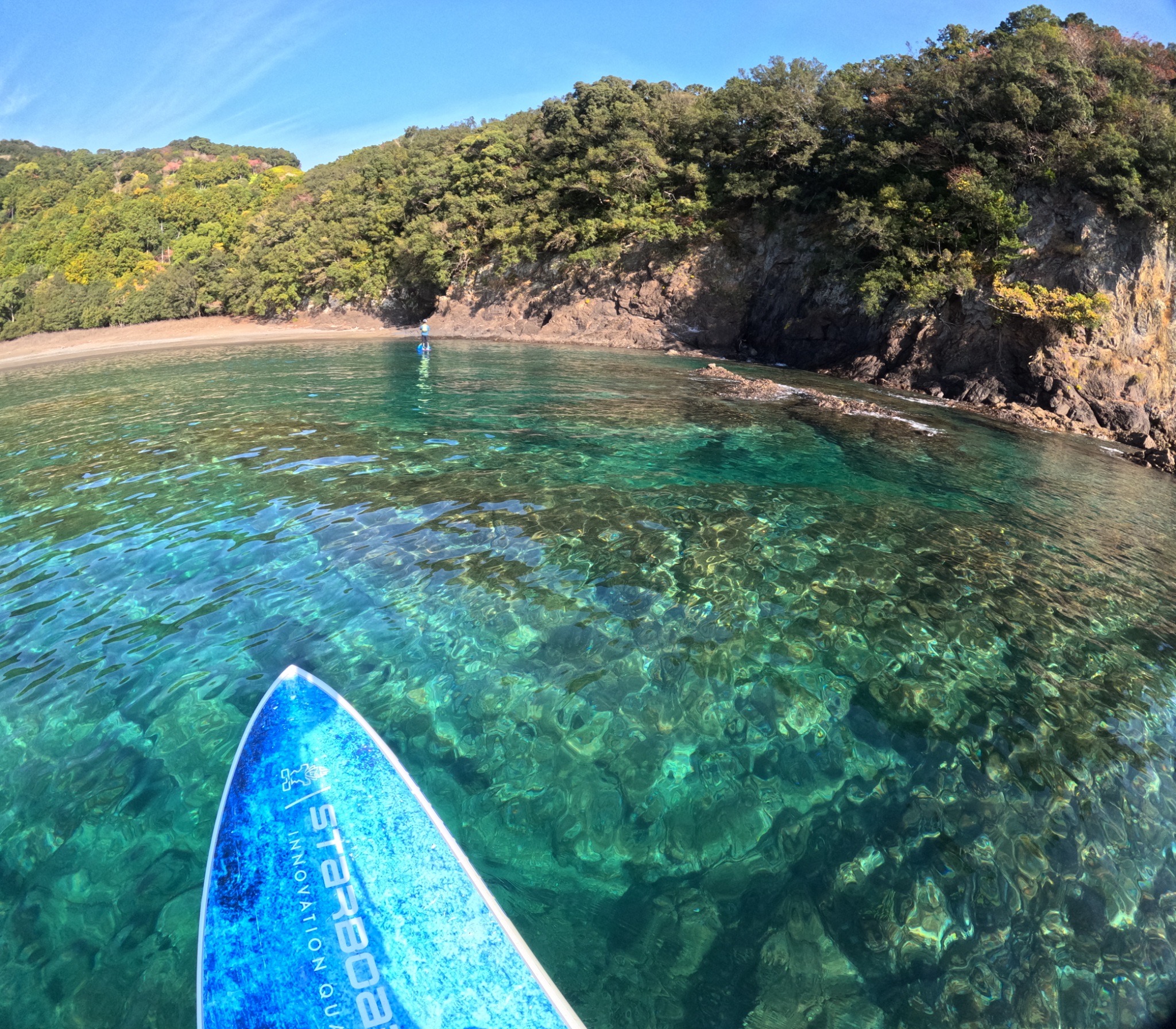 宿から見える海で、カヤックやSUP体験ツアーもできます。 ※予約が別途必要です