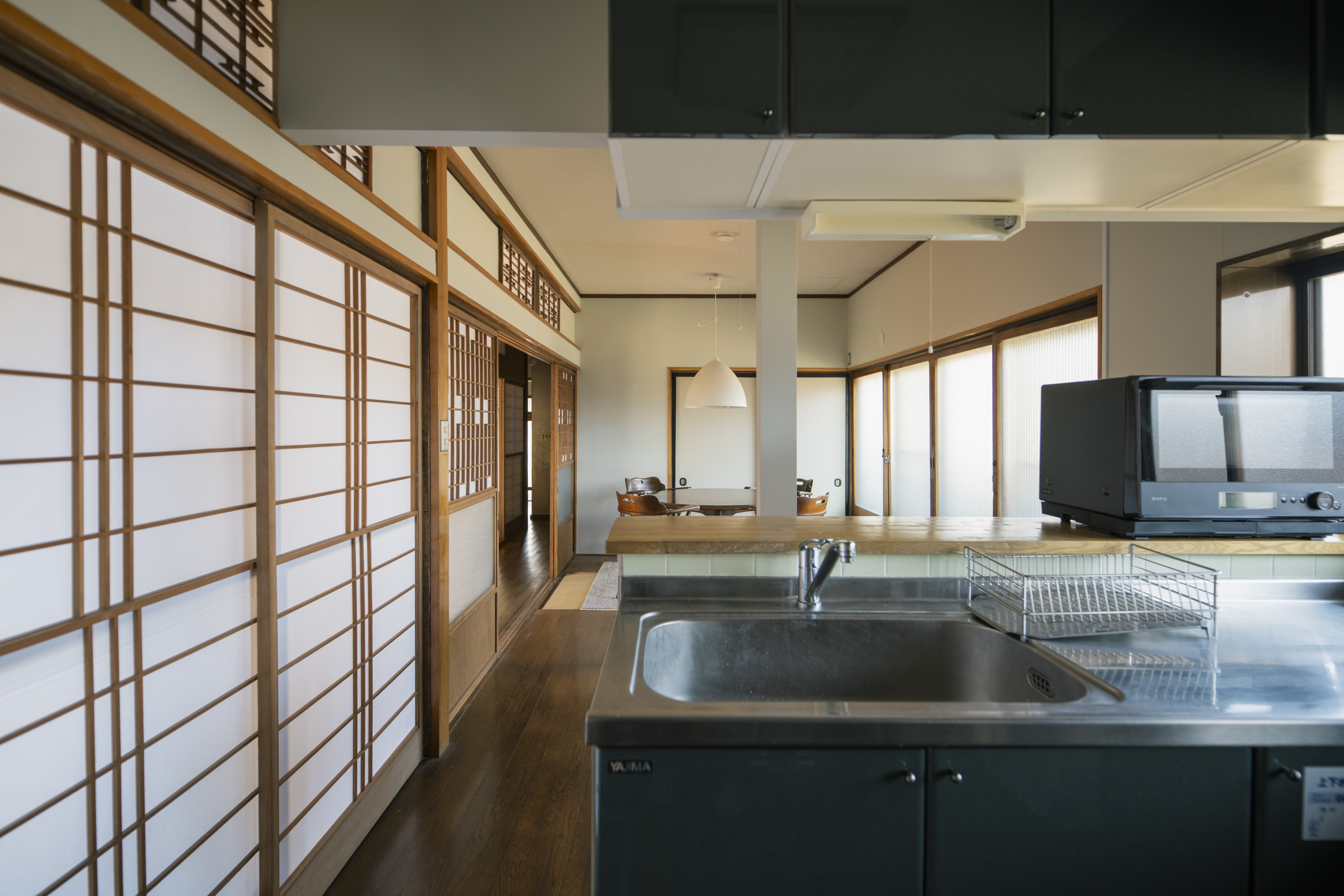 【共用スペース】キッチン用品と調味料を揃えています。 冷蔵庫 / オーブンレンジ / ガスコンロ / 調理器具 / 調味料 / お皿・コップ