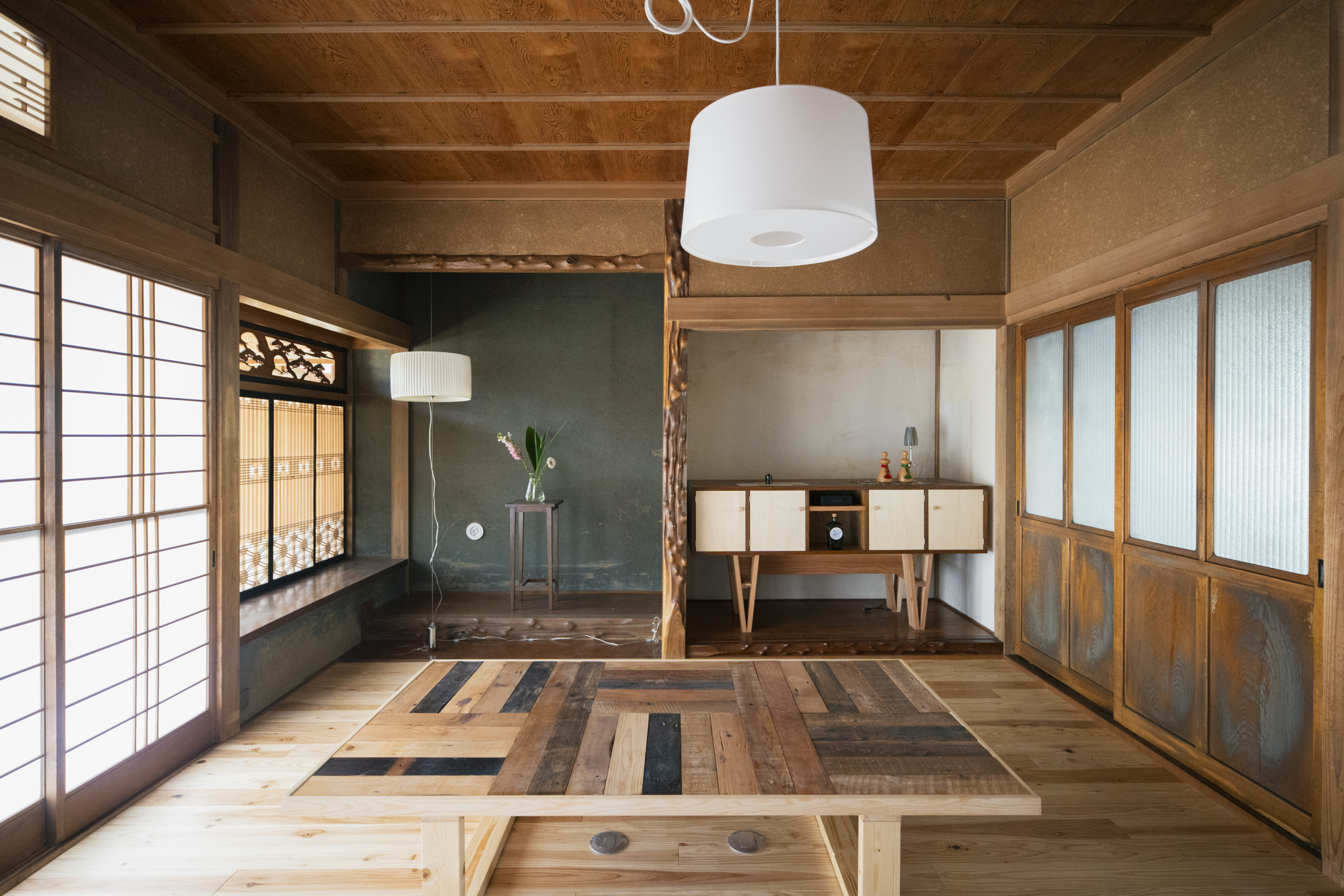 【共用スペース】誰でもご自由にお使いいただけます。お話ししたり、庭をのんびりと眺めたり。