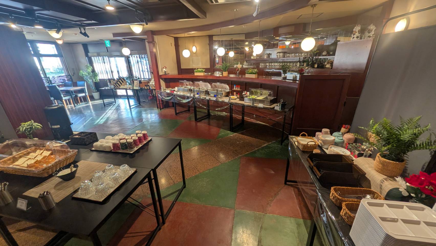 朝食会場　無料朝食バイキング