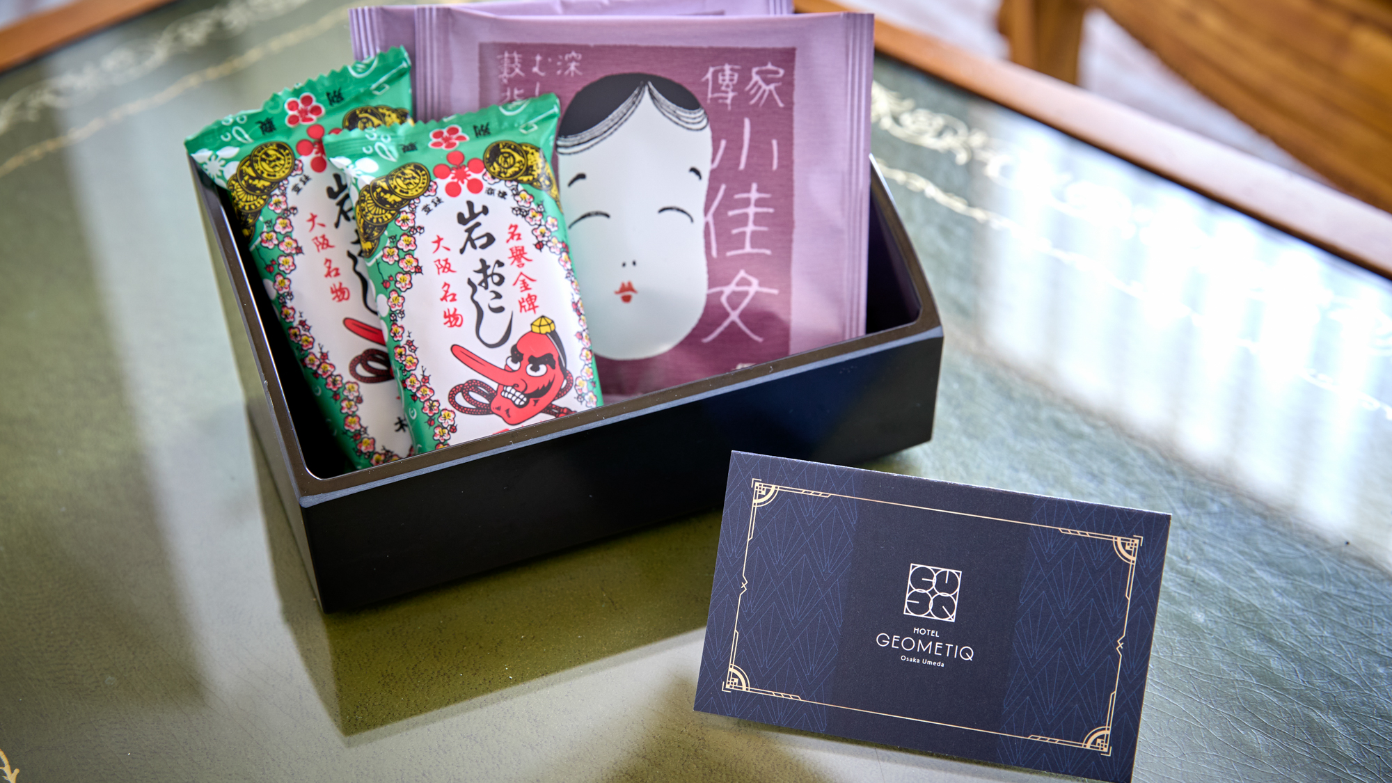 【リラックスセット】大阪にゆかりのあるお茶やお菓子をご用意。滞在中も大阪の余韻に浸ることができます。