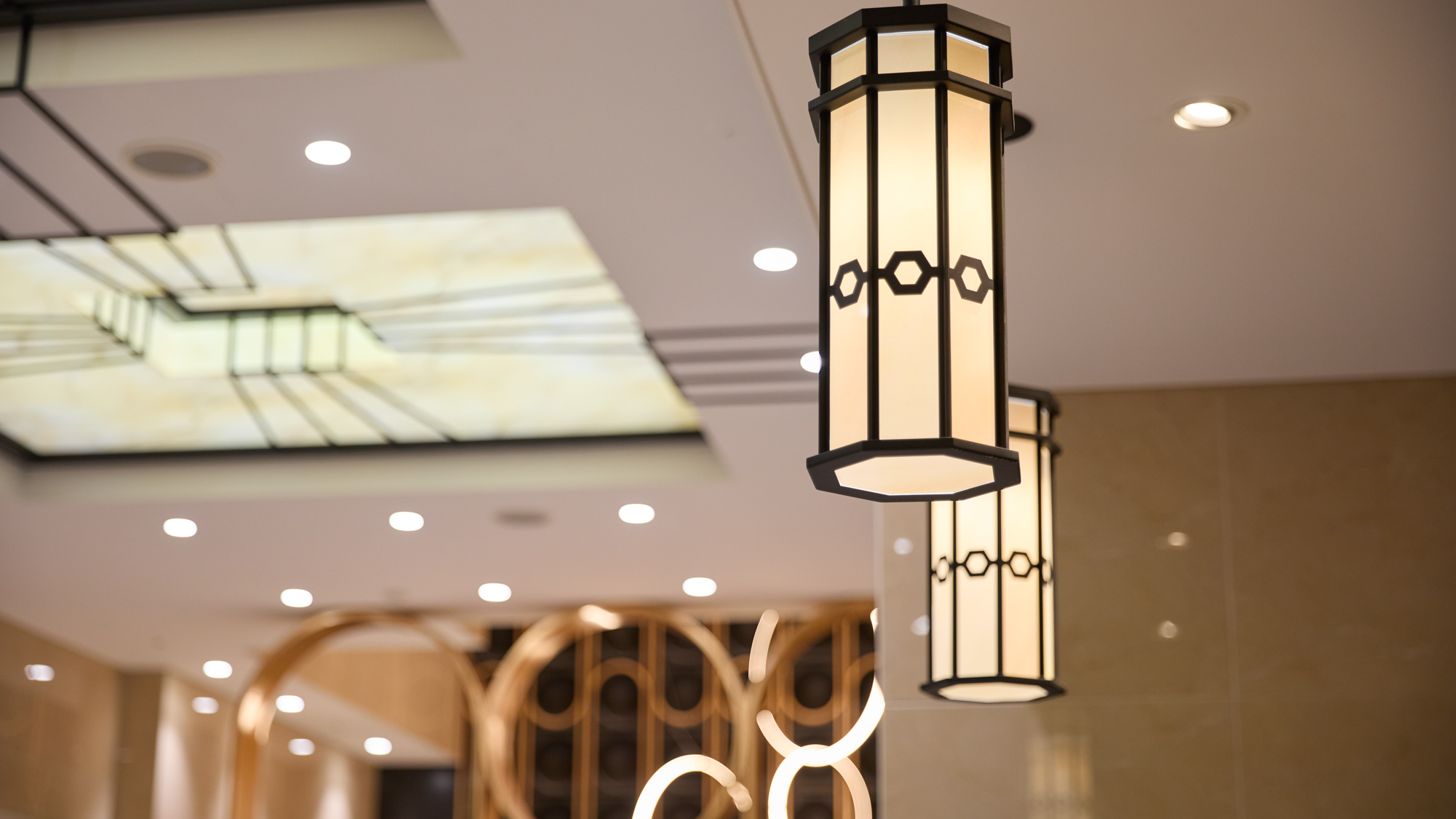 【ロビー】印象的な照明デザイン
