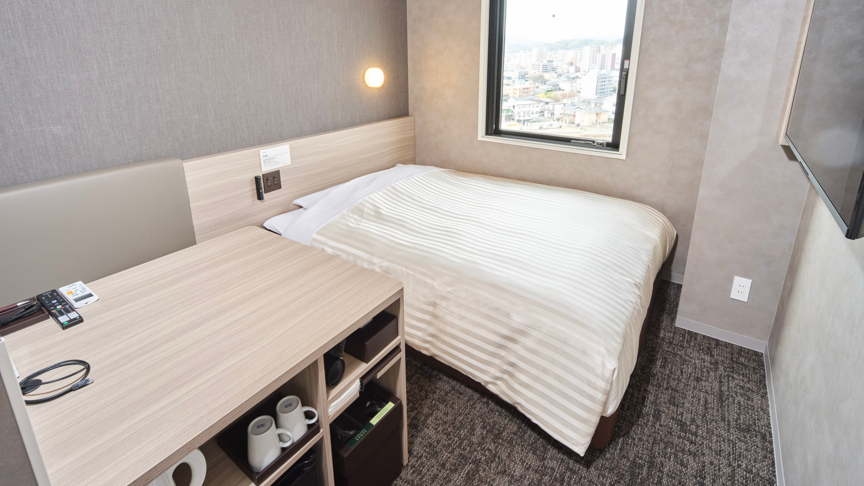 【エクストラルーム】150cm幅のワイドベッド,ワイドデスクを備えたお部屋です