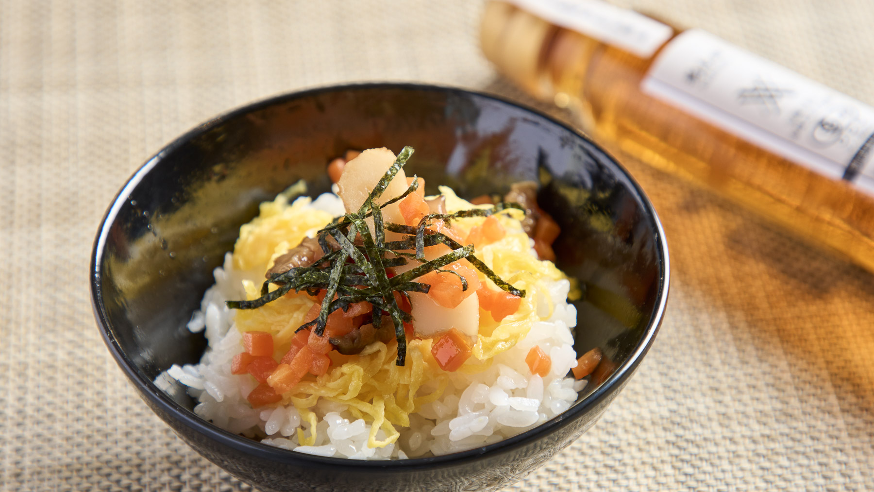 ご当地メニュー「すもじ」に黒酢をかけてお召し上がりください