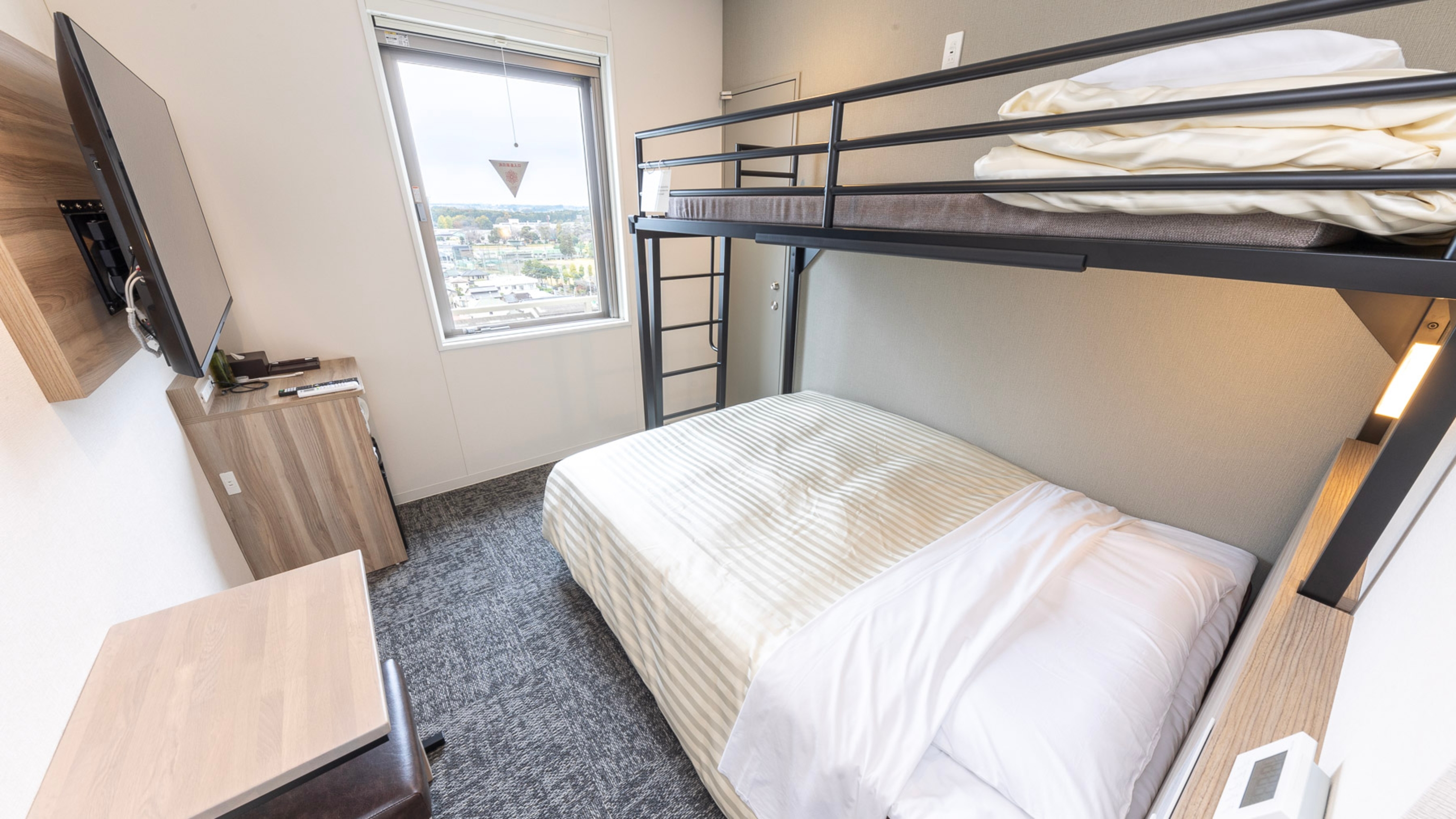 【スーパールーム】150㎝幅ワイドベッド＋90㎝幅ロフトベッドのお部屋です