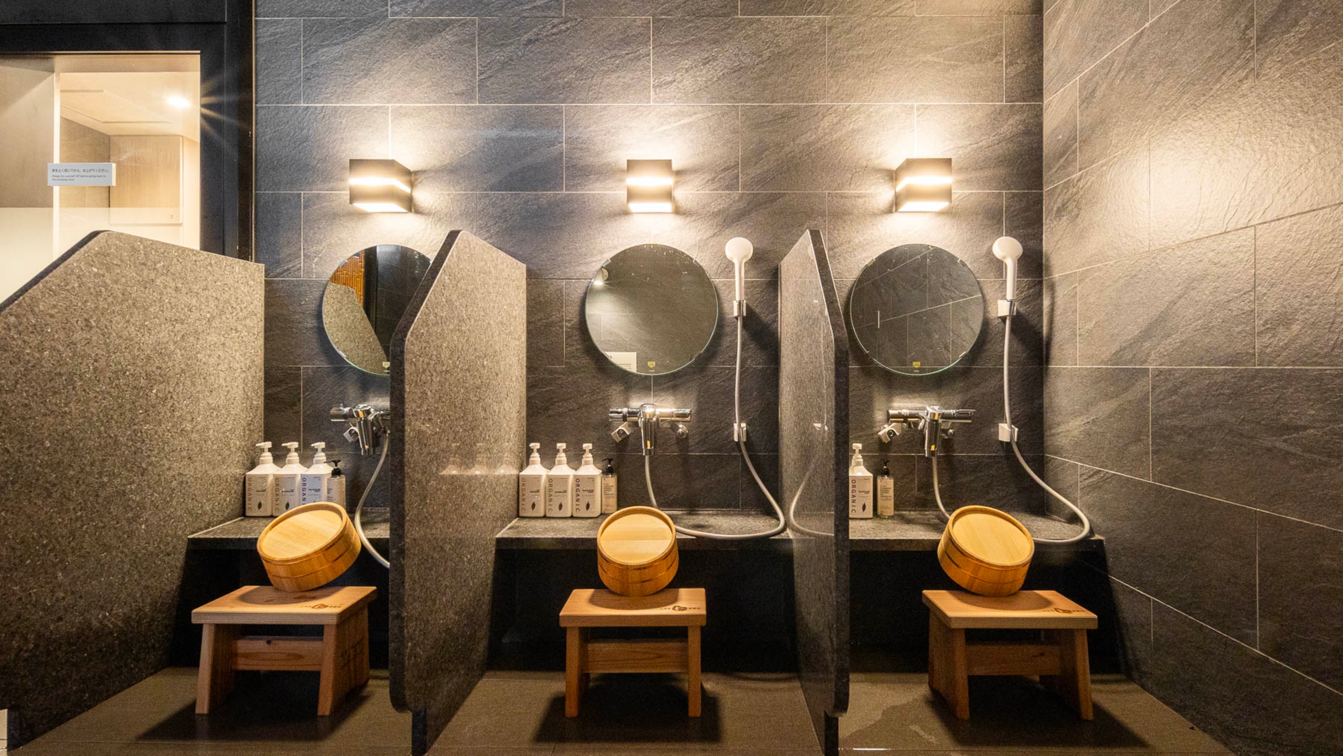 湯舟に浸かってのんびりお過ごしください