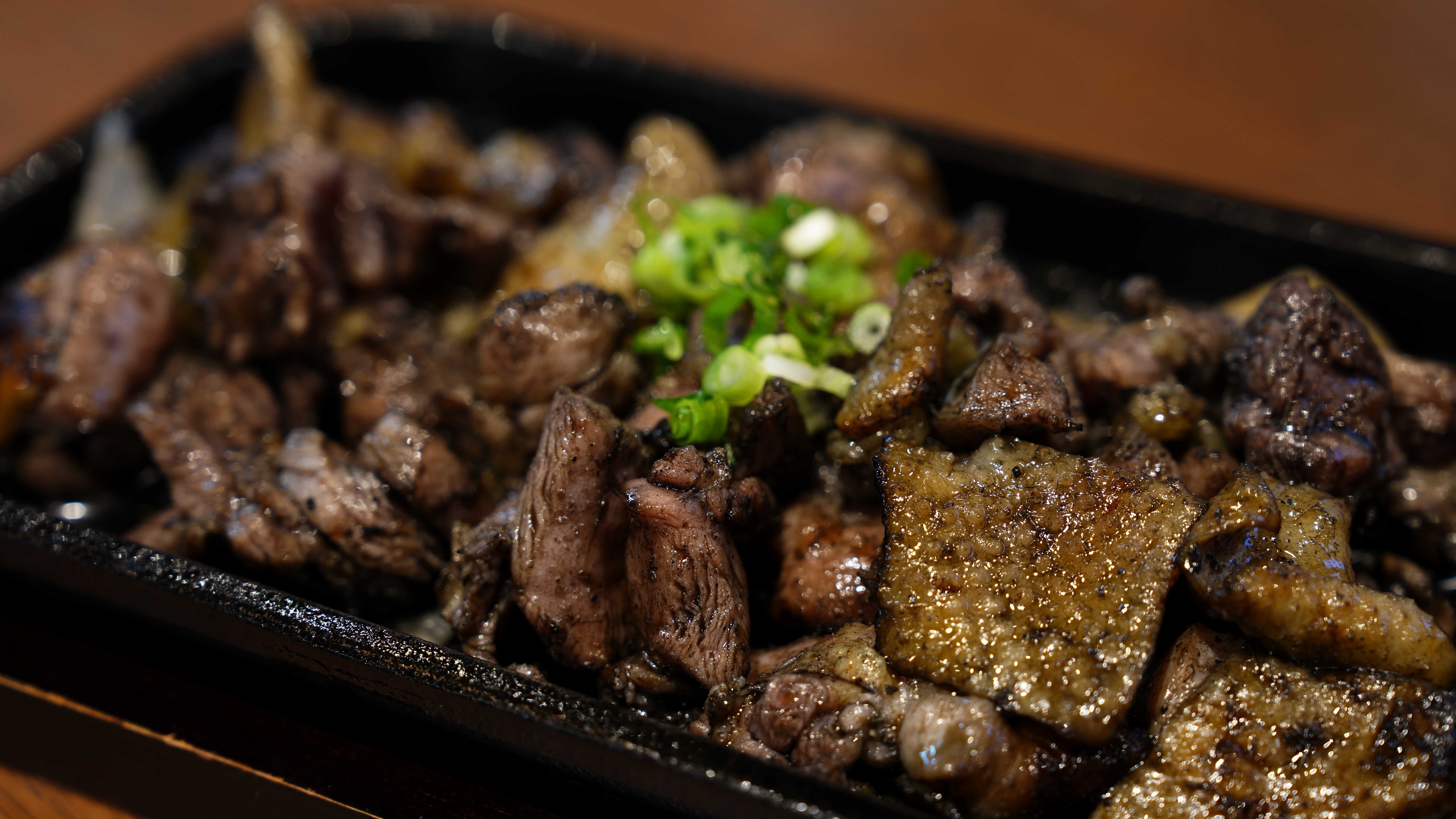 【提携店】こだわりの骨付きもも肉の炭火焼を堪能できる「炭火もも焼き 炎摩」