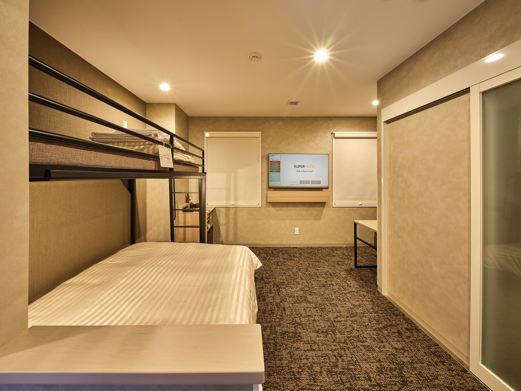 【ファミリールーム】ワイドベッド＋ロフトベッド＋ソファベッドのお部屋です