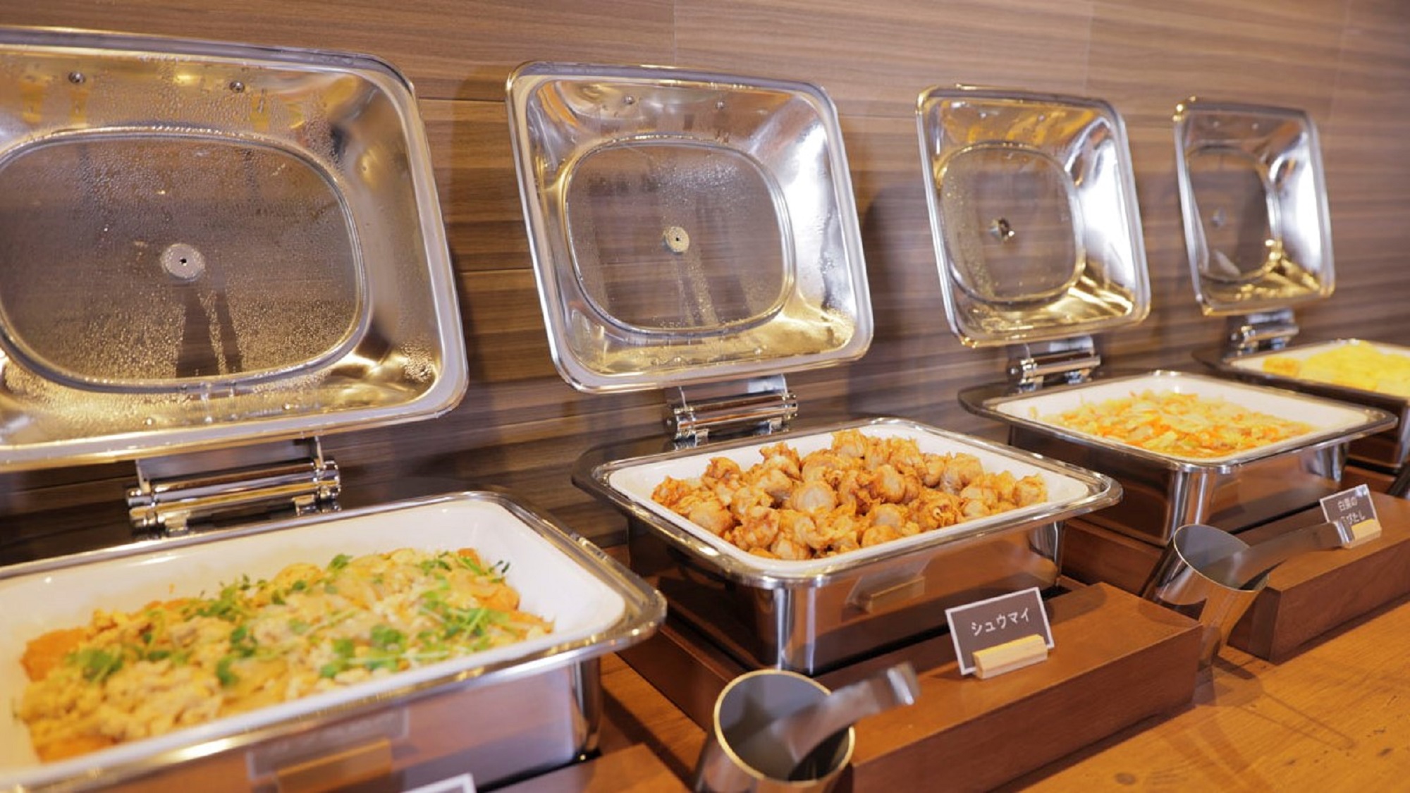 朝食時間6:15～9:00 焼き立てパンが香る和洋ビュッフェ形式です