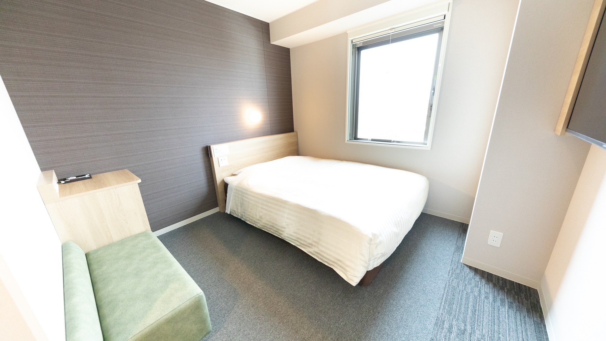 眠りを追及した150cm幅のワイドベッドと適度な硬さのマットでぐっすり