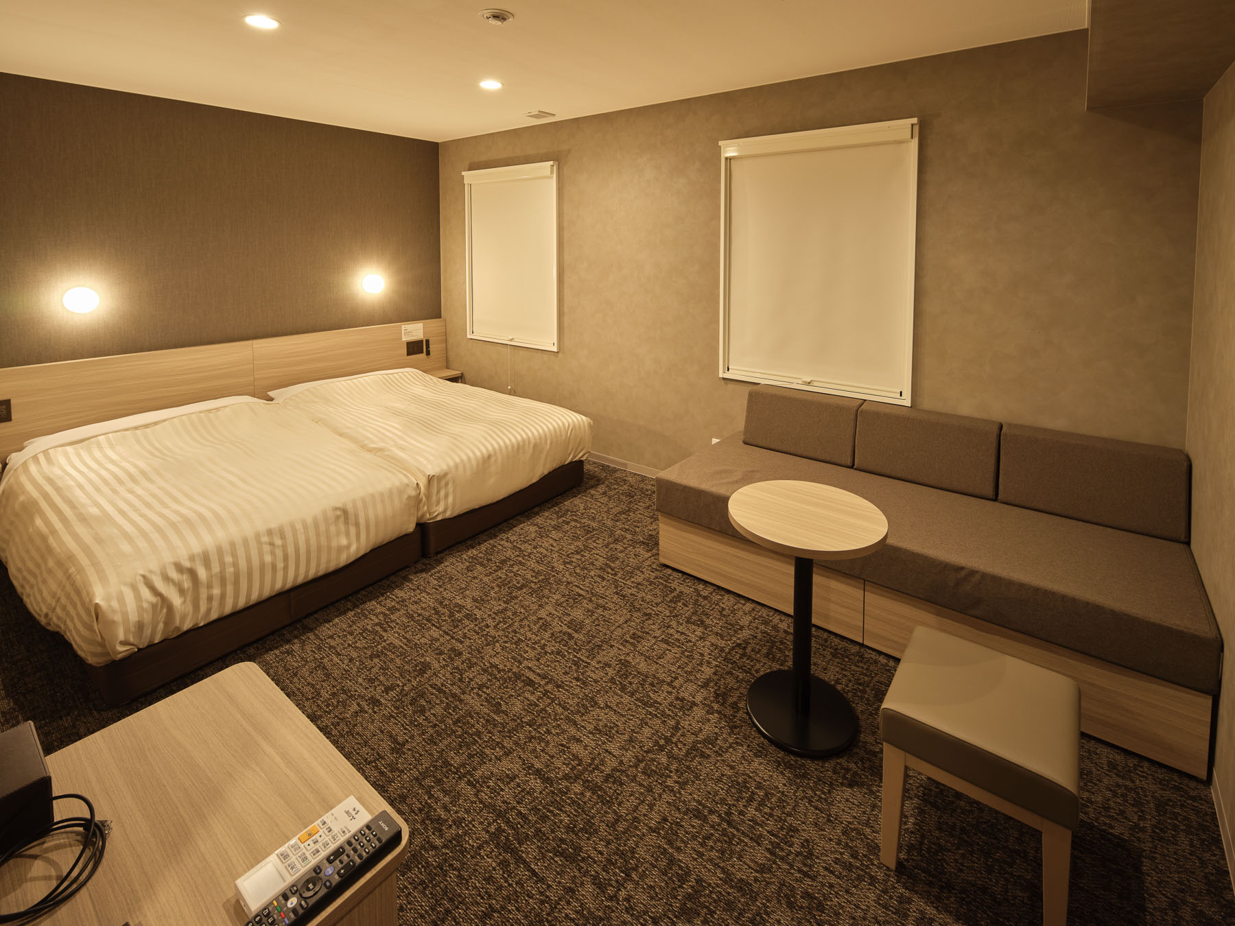 【デラックスツインルーム】120㎝幅ベッド&times;2台＋ソファベッドのお部屋です