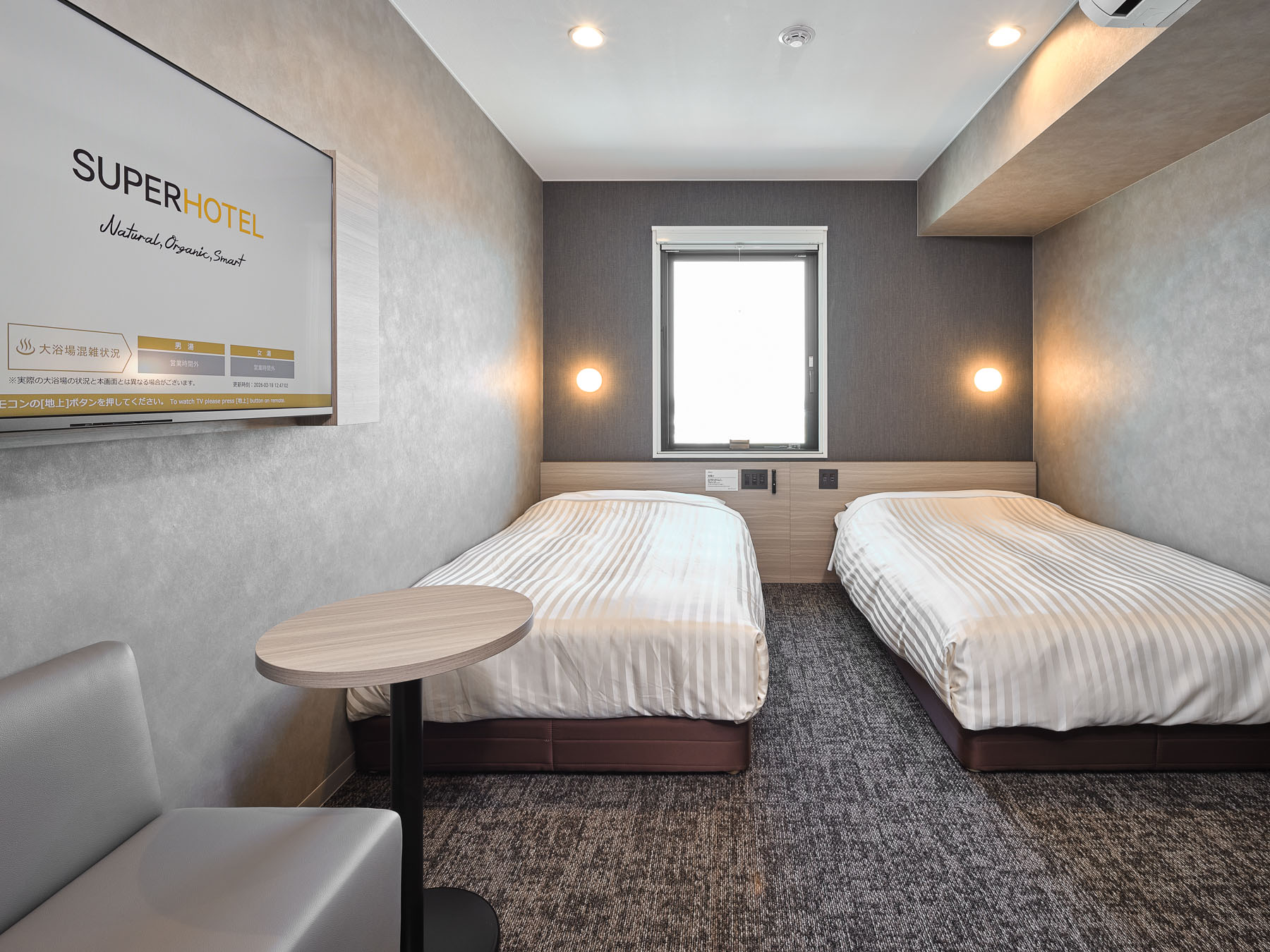 ベッド2台に広々スペースがございます