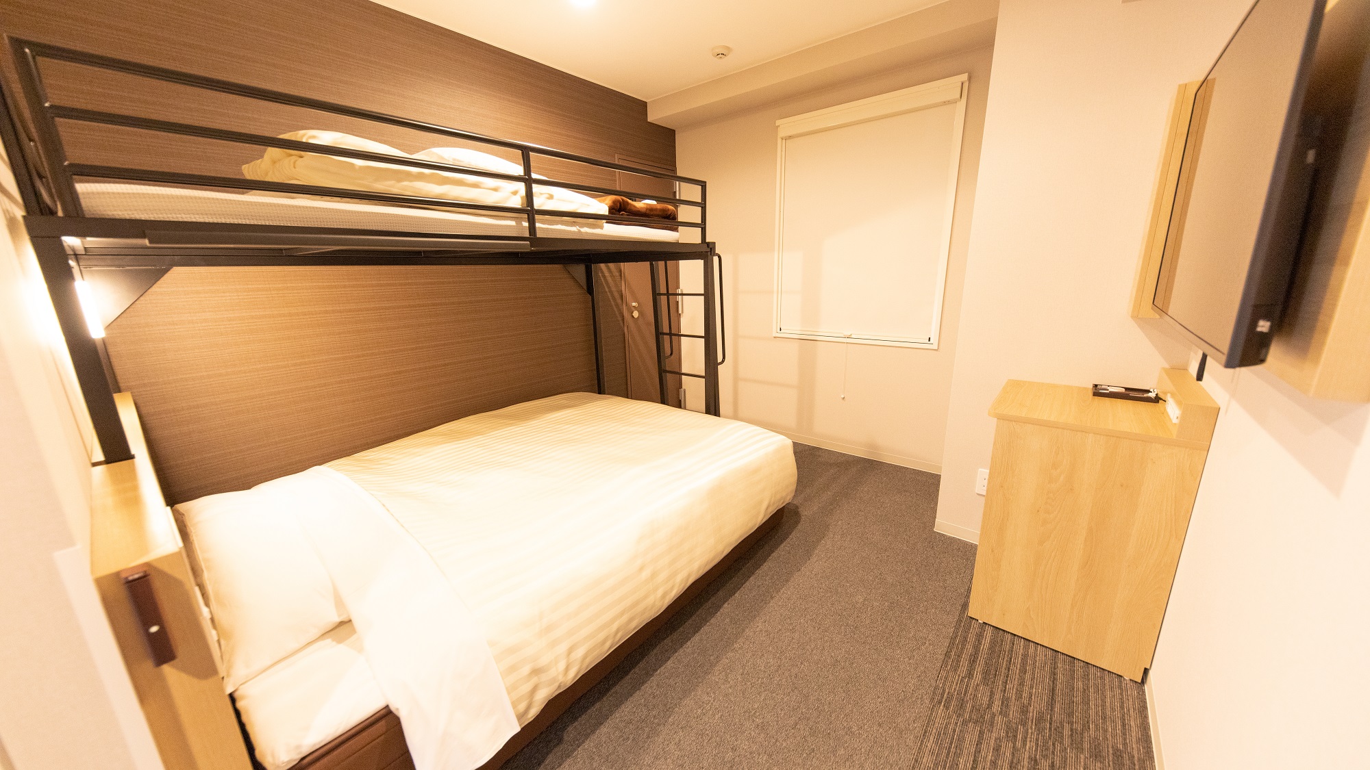 【スーパールーム】150㎝幅ワイドベッド＋90㎝幅ロフトベッドのお部屋です