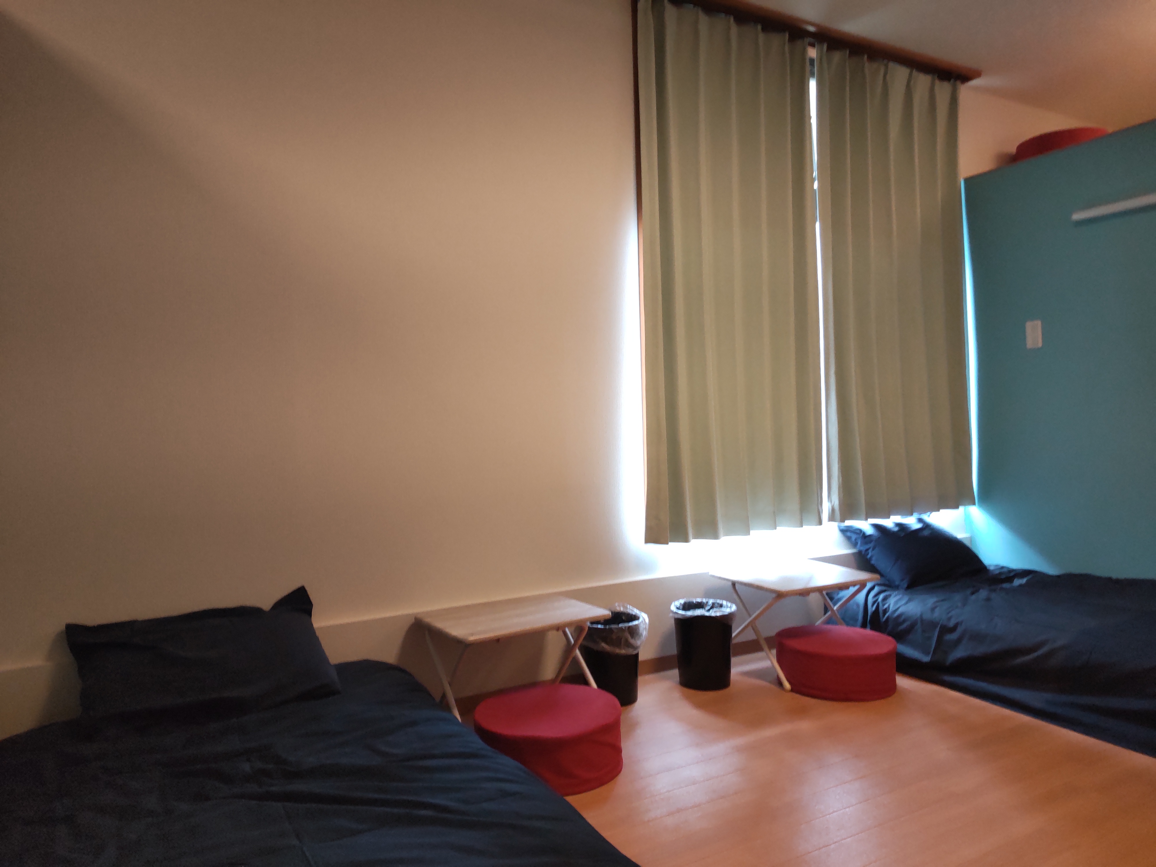 館内には3名用客室が2部屋、2名様客室が2部屋で合計4部屋の客室(最大8名)があります。