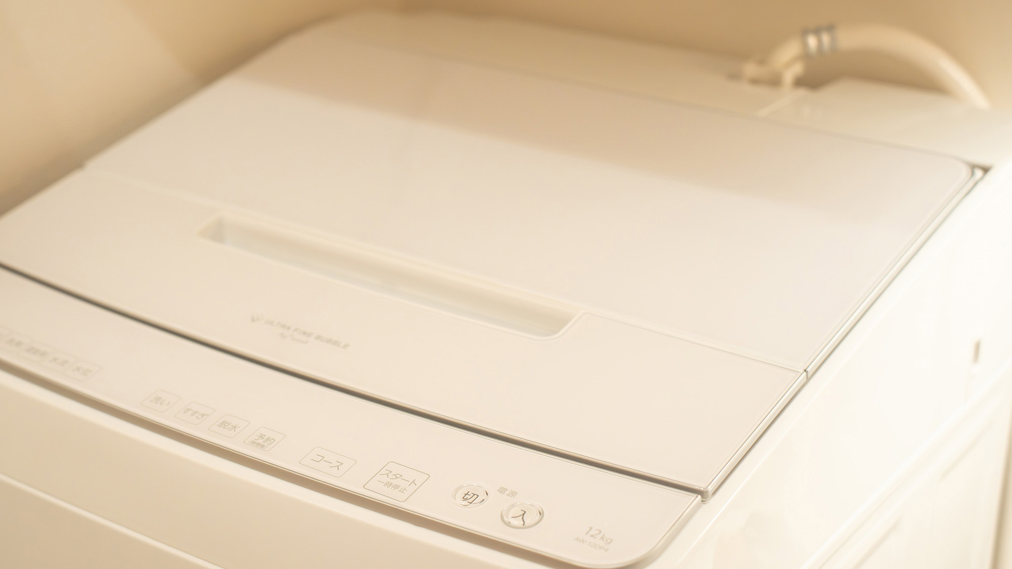 ・【1階/ランドリー】洗濯機と乾燥機を完備。干す手間もないため、滞在時間を楽しむことができます
