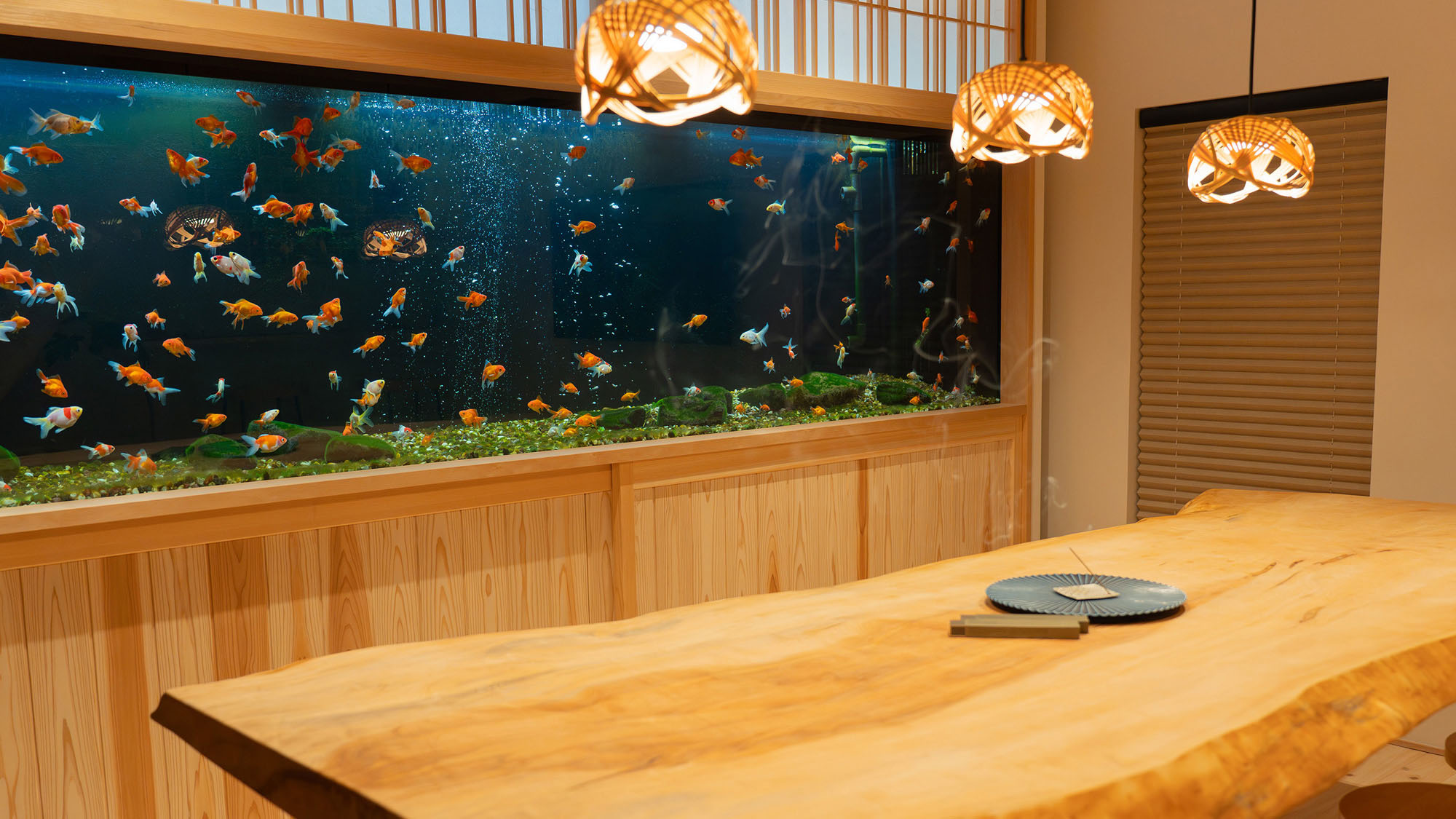 ・【1階/ダイニング】和モダンな空間で金魚が優雅に泳ぐ水槽が、特別な食事時をお届けします
