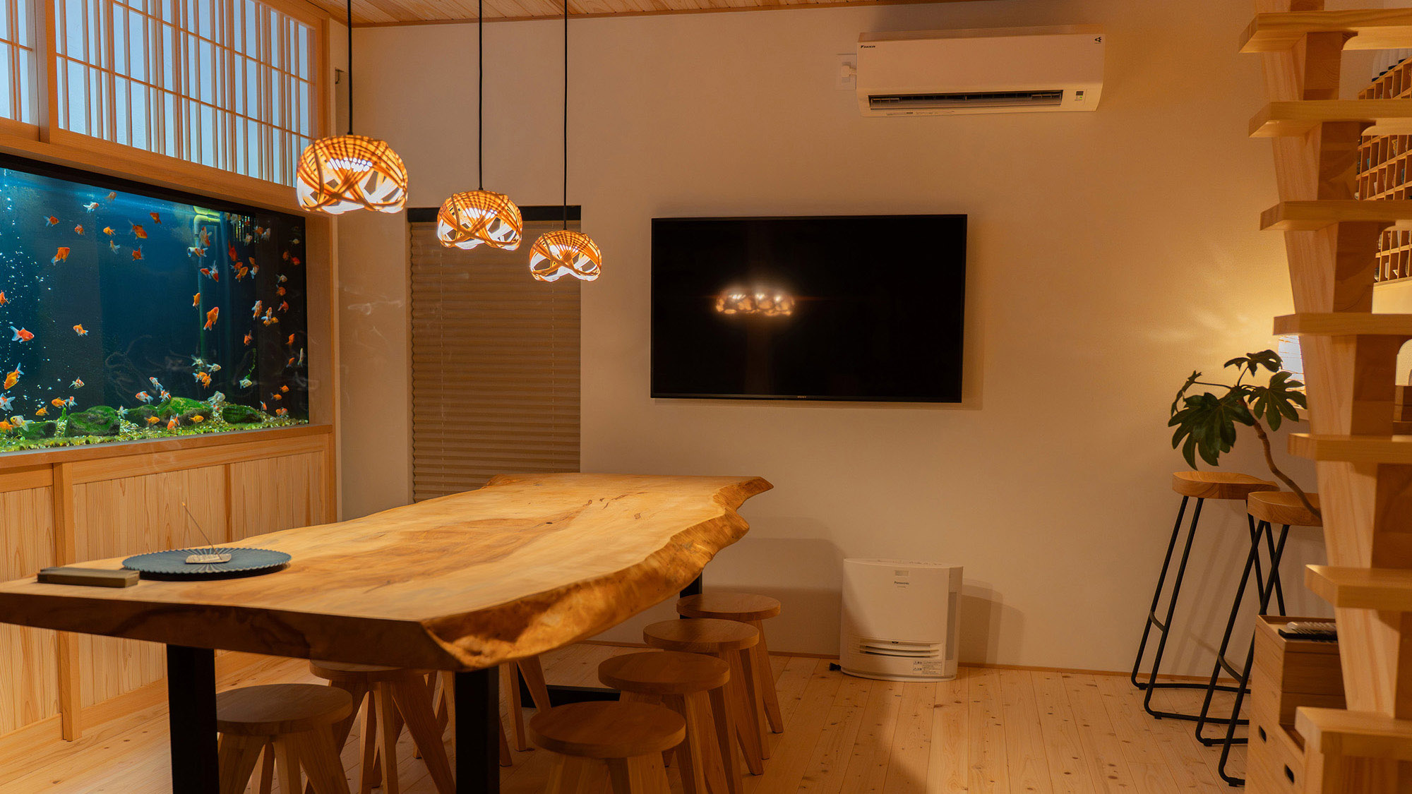 ・【1階/ダイニング】夜は、温かな光が水槽を照らし、幻想的な輝きを放ちます