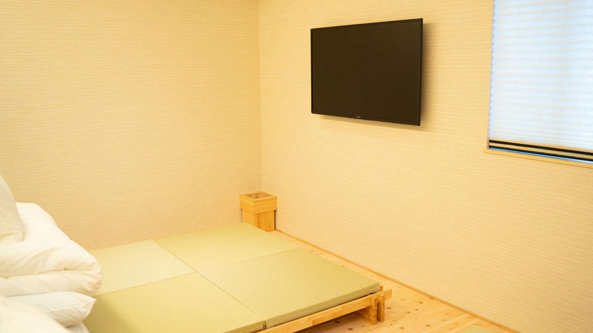 ・【2階/ベッドルーム】快適なベッドから、お好きなテレビ番組をお楽しみいただけます