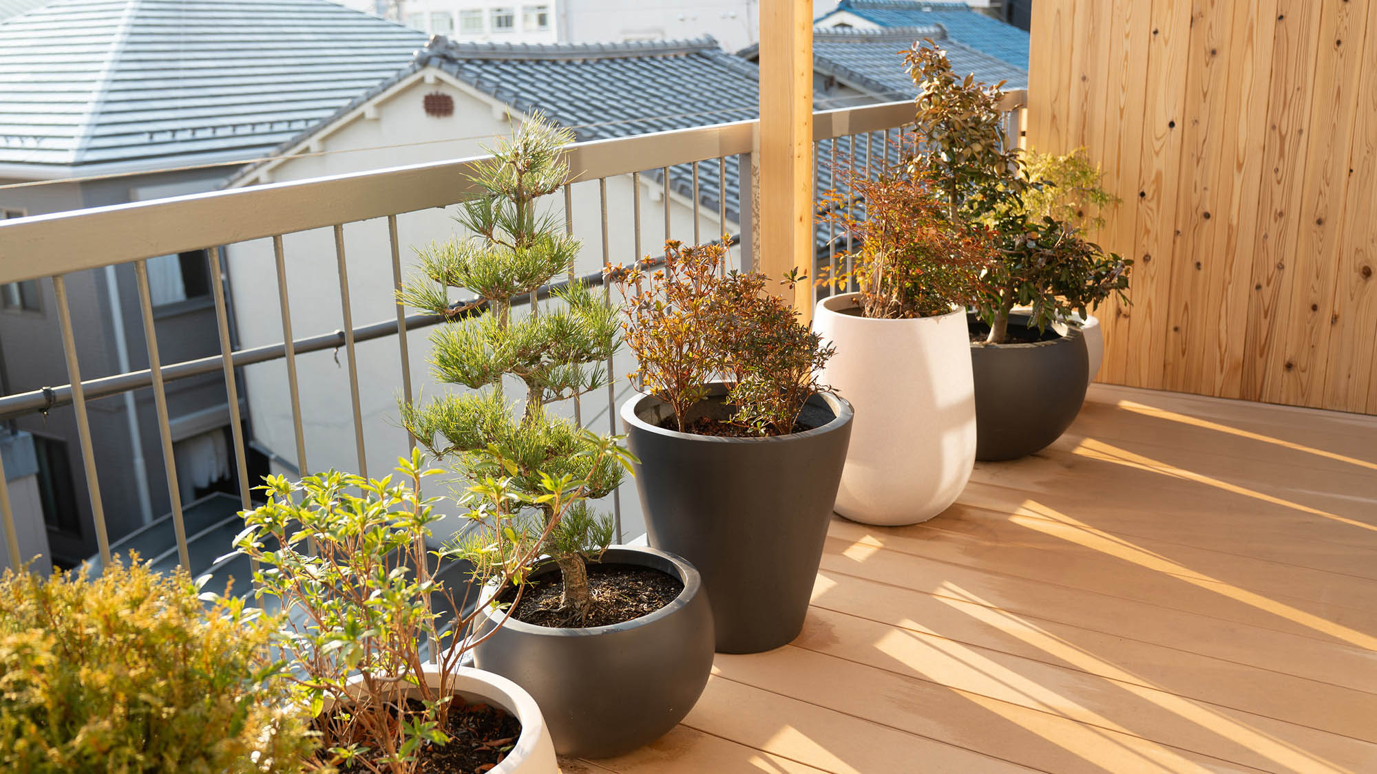 ・【3階/テラス】木の床が心地よいテラスで、観葉植物の息吹を感じながらリラックス