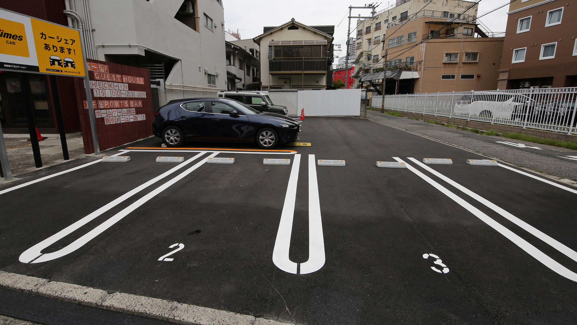 ・【駐車場】無料駐車場2台分完備。お車でお越しの方も安心してお泊まりいただけます