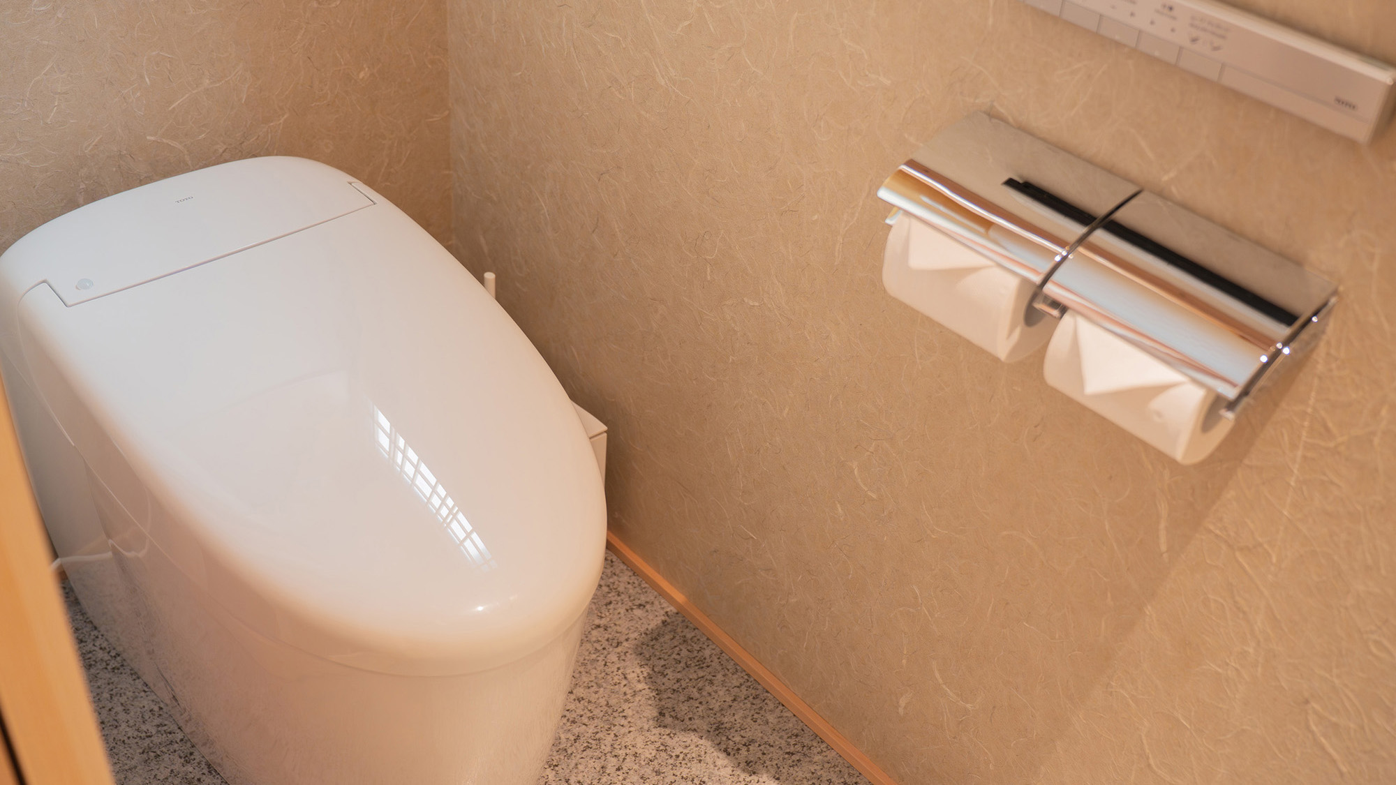 ・【2階/トイレ】トイレは温水洗浄便座付。快適にご使用いただけます