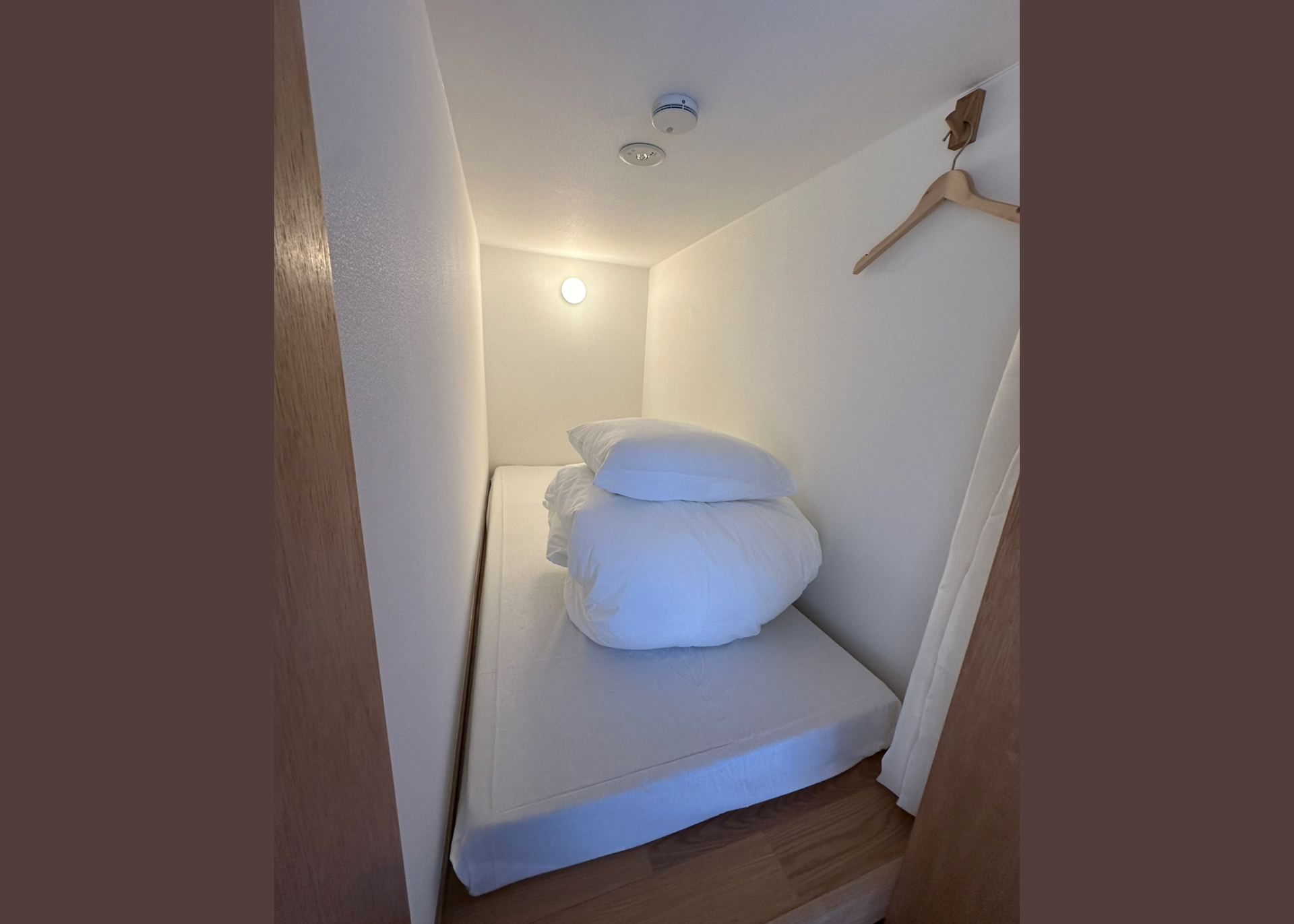 シングルサイズの布団が敷かれたカプセル