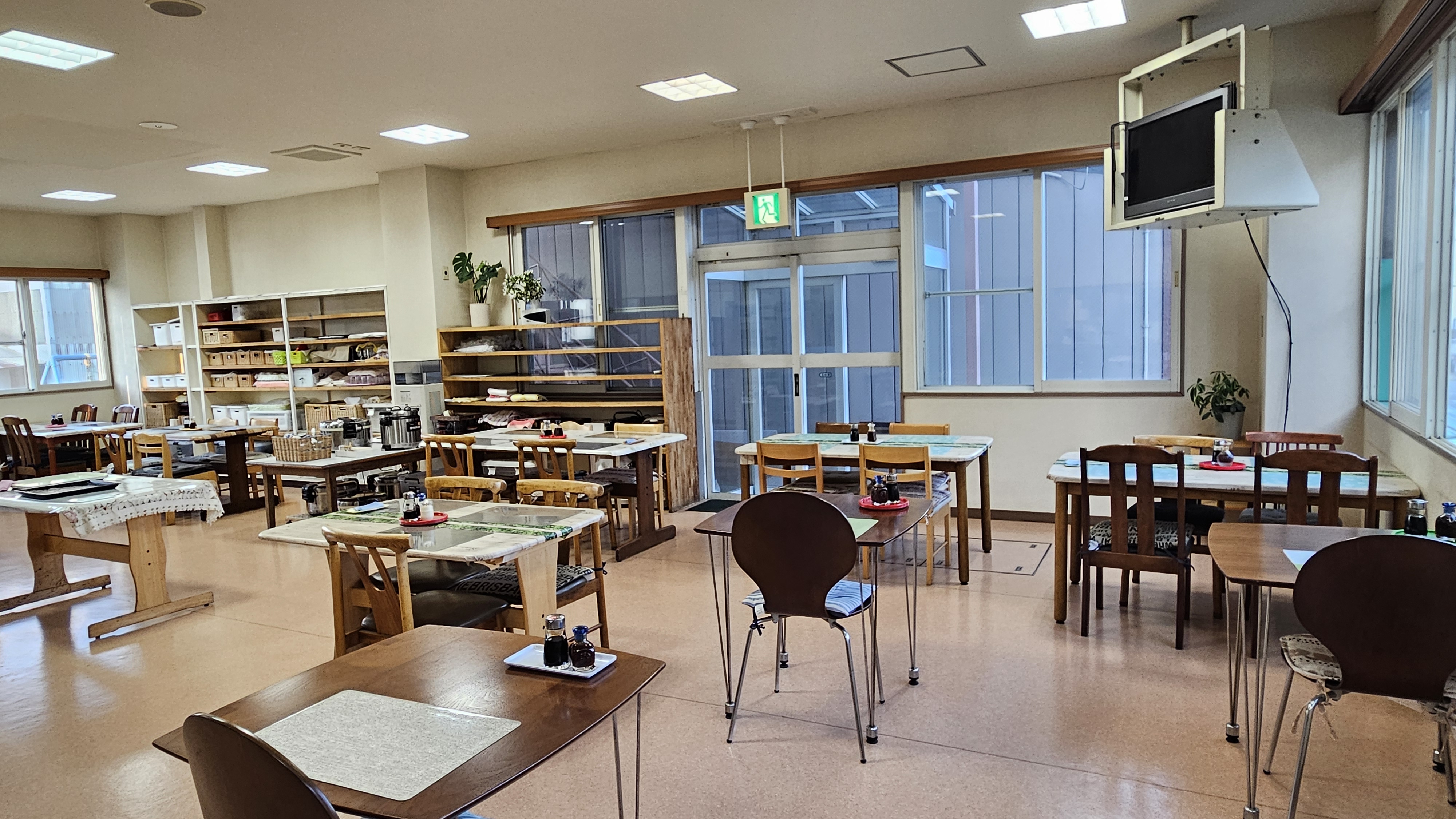 夕食 18:00～20:00朝食  6:30～8:00食堂でお酒は飲めません。お部屋に、食事を持って行って食べても大丈夫です。