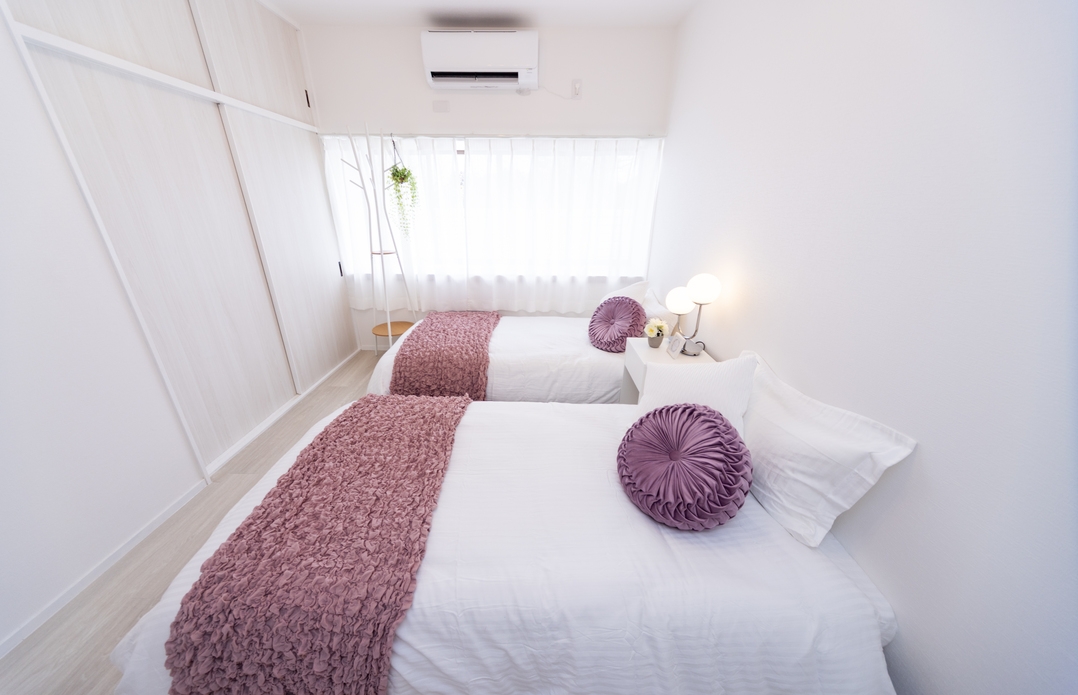 三重県鈴鹿市にある広々5LDKの綺麗な平屋一軒家です。 洋室3室、和室2室で最大16名様まで宿泊可能