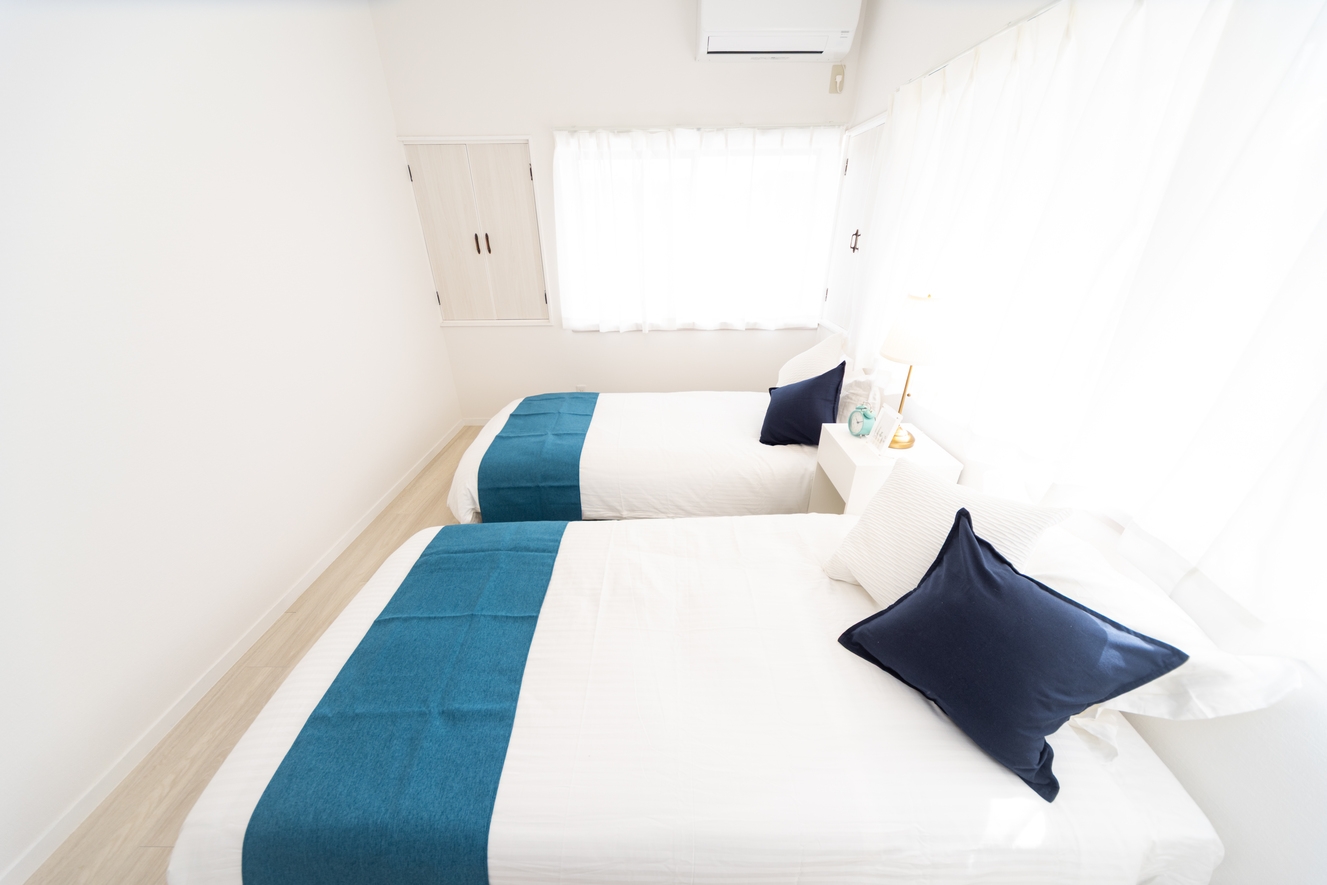 三重県鈴鹿市にある広々5LDKの綺麗な平屋一軒家です。 洋室3室、和室2室で最大16名様まで宿泊可能