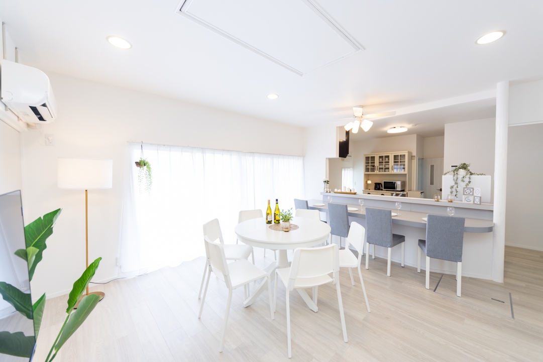 三重県鈴鹿市にある広々5LDKの綺麗な平屋一軒家です。 洋室3室、和室2室で最大16名様まで宿泊可能