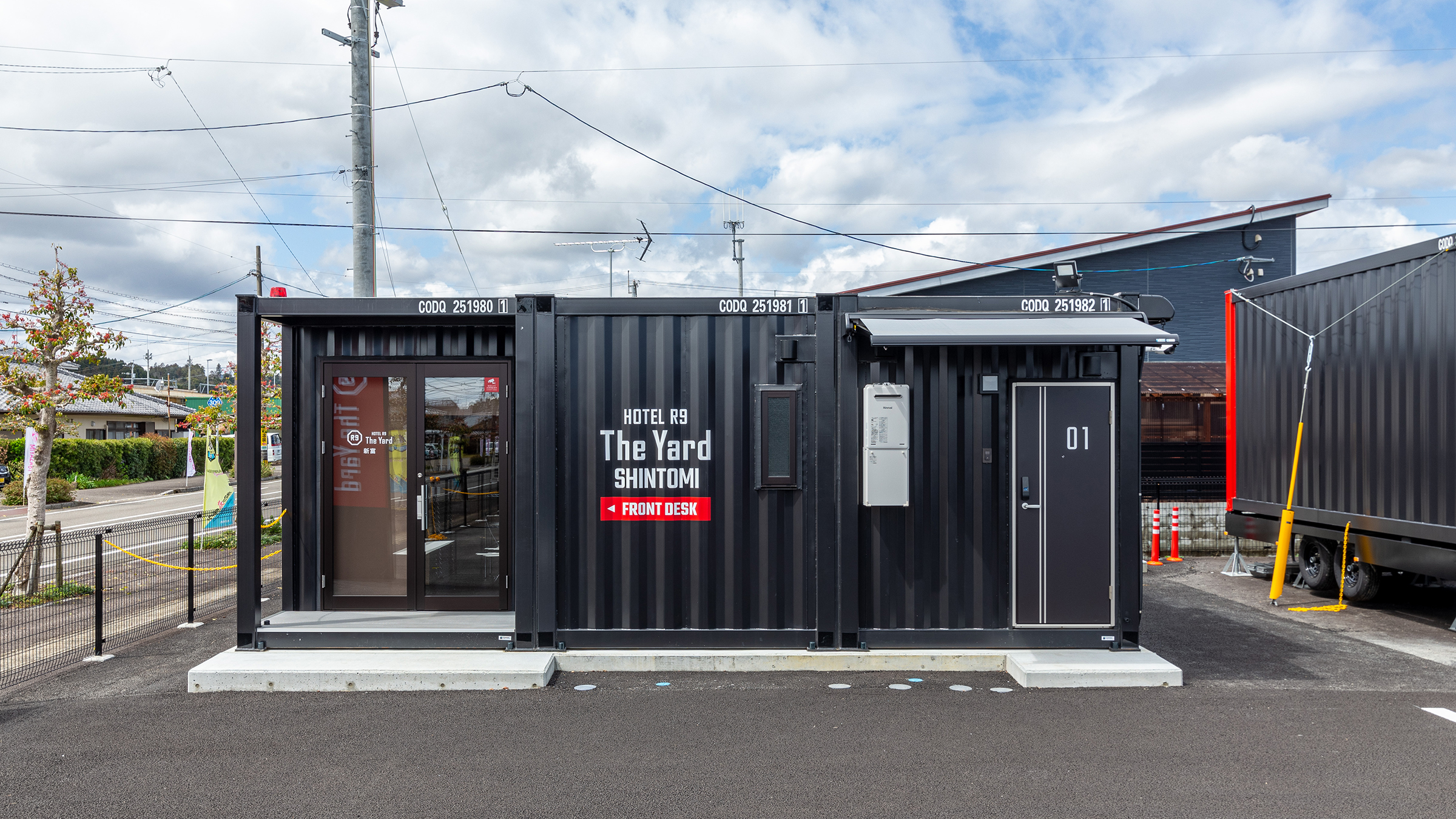 受付、ホットドリンク＆軽食（冷食食品）受け取りコーナー、アメニティーコーナーを完備。まずはこちらにお立ち寄りください！