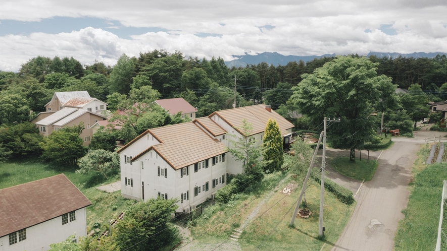 *外観／牧草地と果樹畑に囲まれた自然豊かな高原の小さなホテルです。全７室でのんびりお過ごしください。