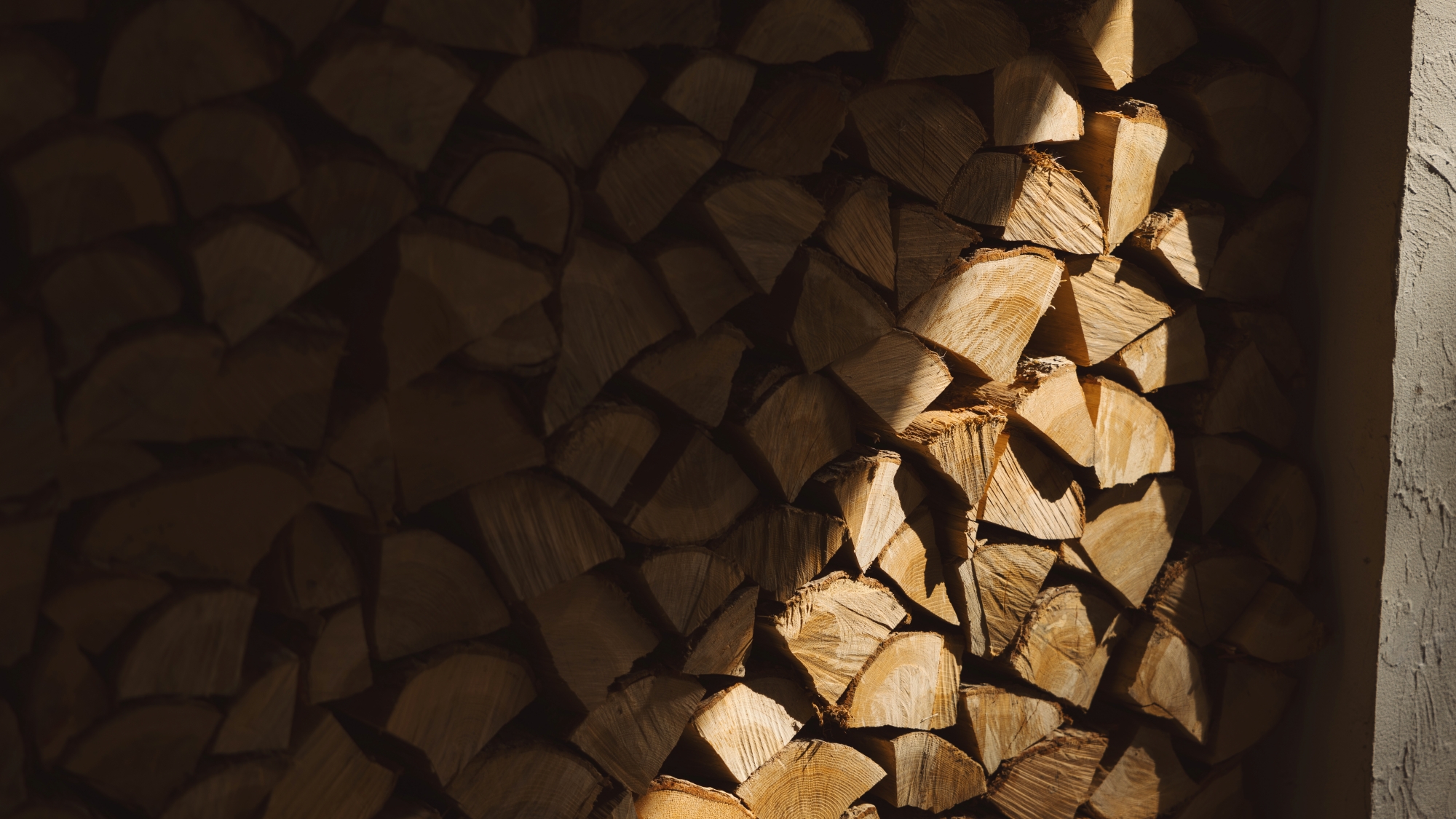 *薪ストーブ用の薪は自前で薪割を行っています。薪割をしてみたい方は是非お声掛けください。