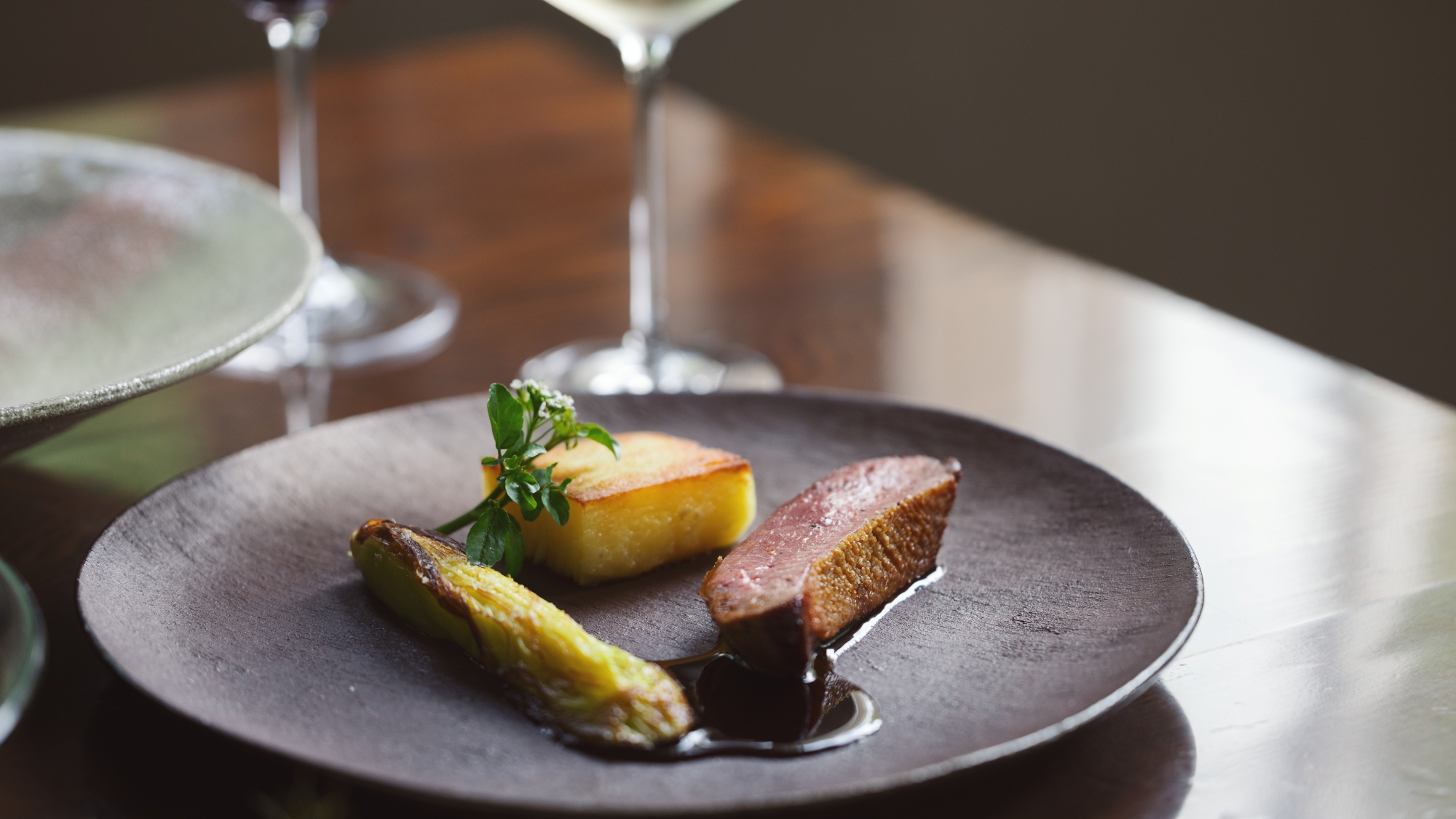 *夕食一例（創作フレンチフルコース）／お食事と一緒に味わうワインメニューも充実しております。