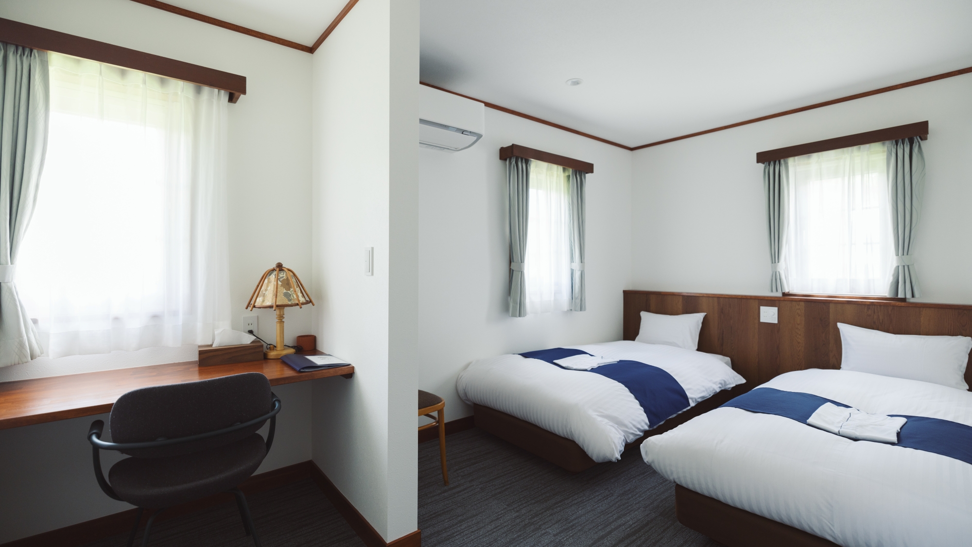 *部屋一例（ツインルーム・独立BT）／ワークスペースもありビジネス利用にもおすすめです。