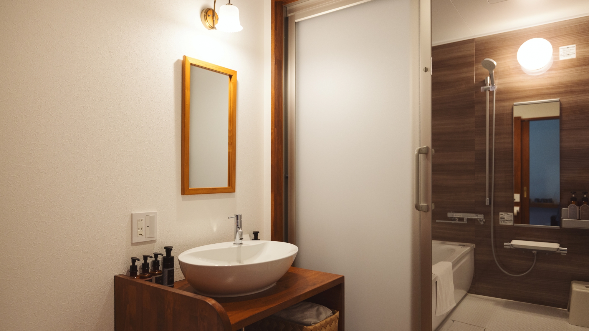 *部屋一例（独立洗面台）／2022年に全室リニューアル！スタイリッシュな独立洗面台で、快適な滞在を。