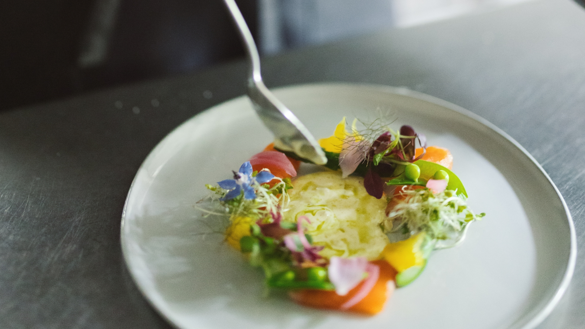 *調理の様子／シェフが自ら八ヶ岳・清里の食材の魅力を引き出す調理方法でご提供します。