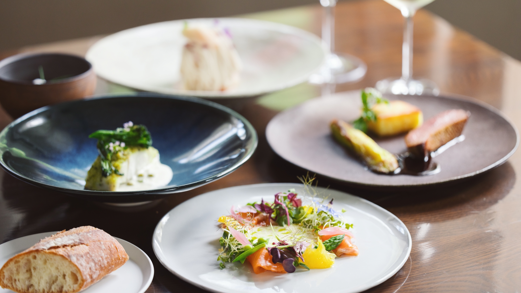 *夕食一例（創作フレンチフルコース）／お食事と一緒に味わうワインメニューも充実しております。