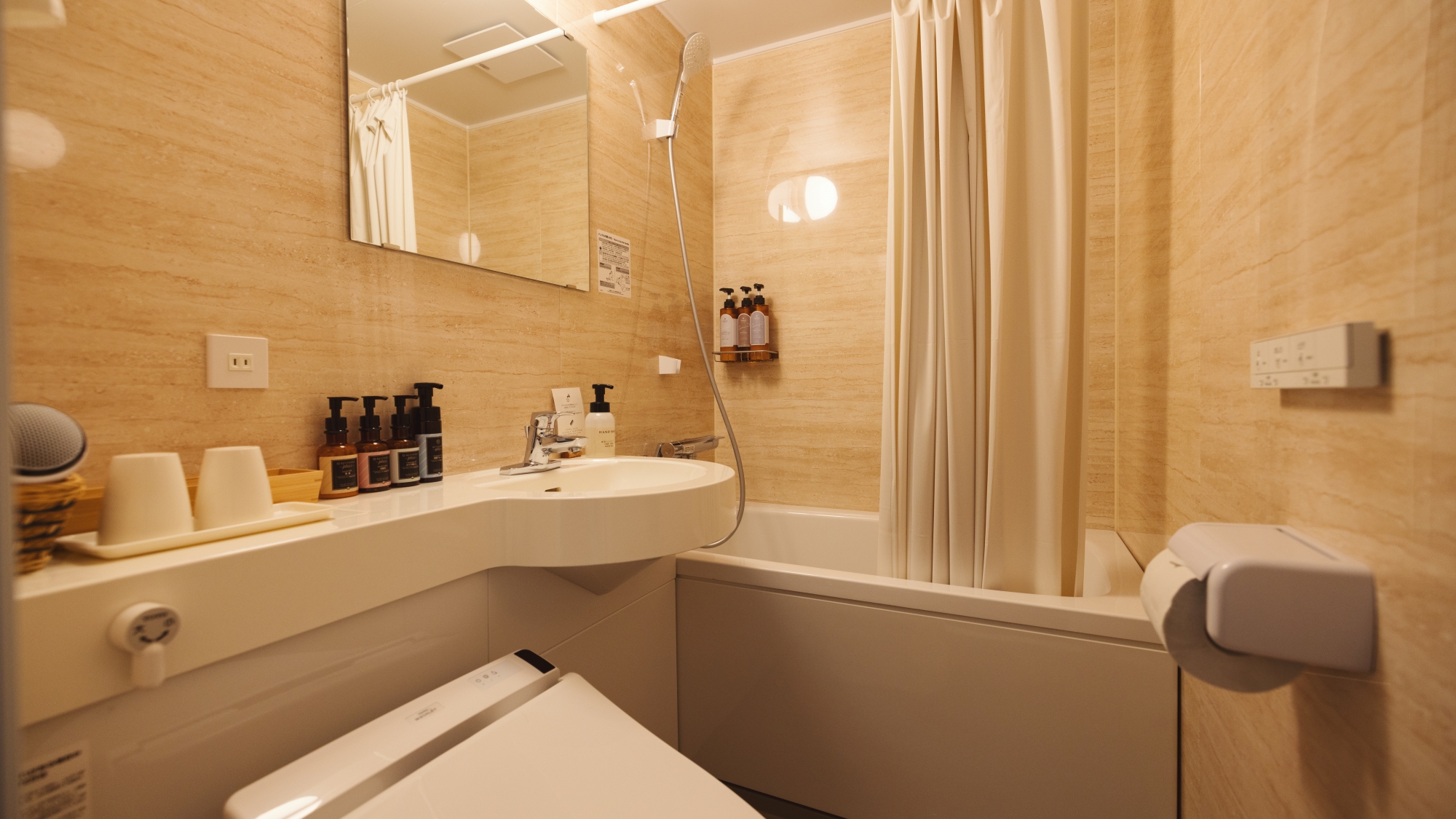 *部屋一例（ツインルーム・UB）／併設のユニットバス。時間毎に利用できる貸切ジェットバスもどうぞ。